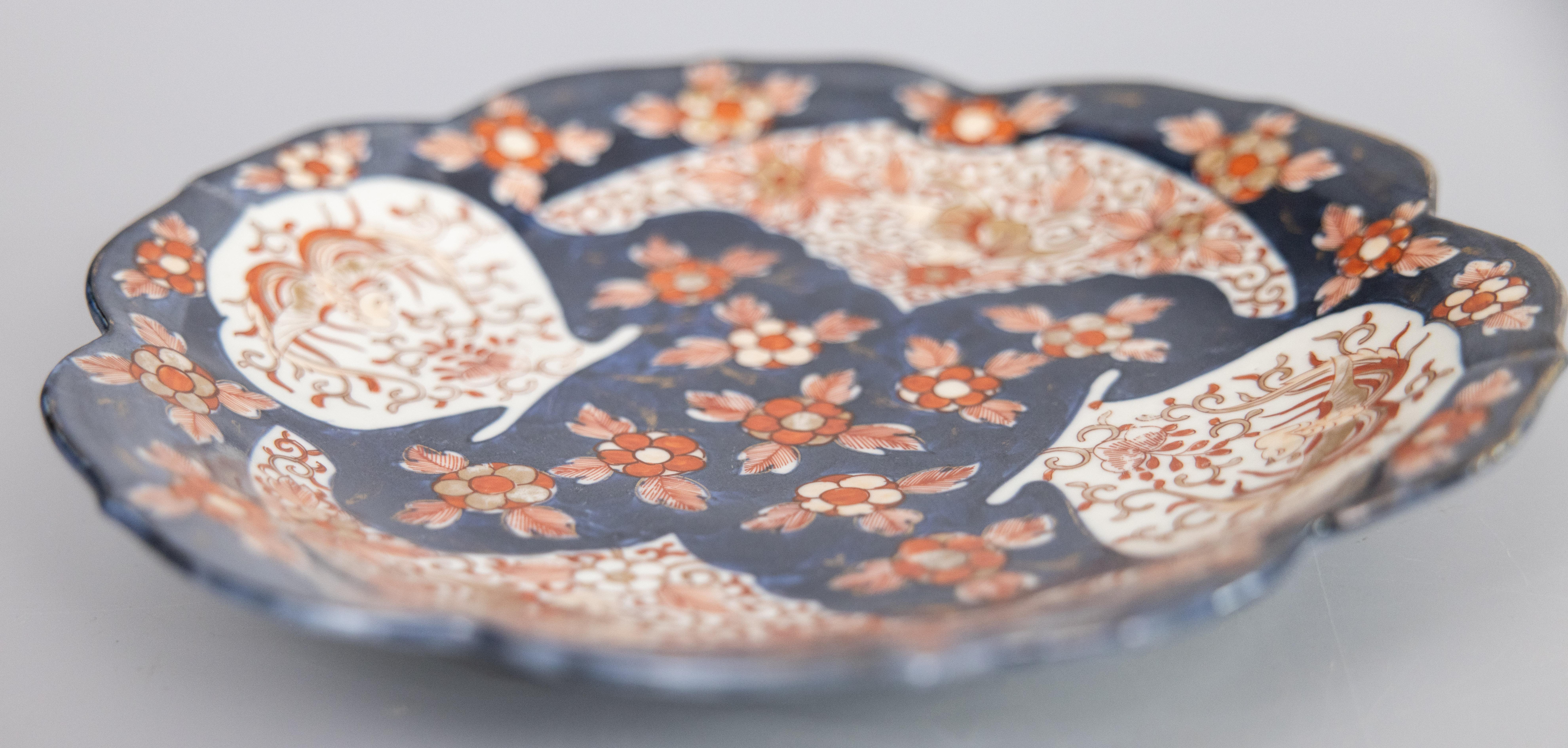 Paar japanische Meiji-Periode Imari-Blau mit Blumen und Wellenschliff aus dem 19. (Gebrannt) im Angebot