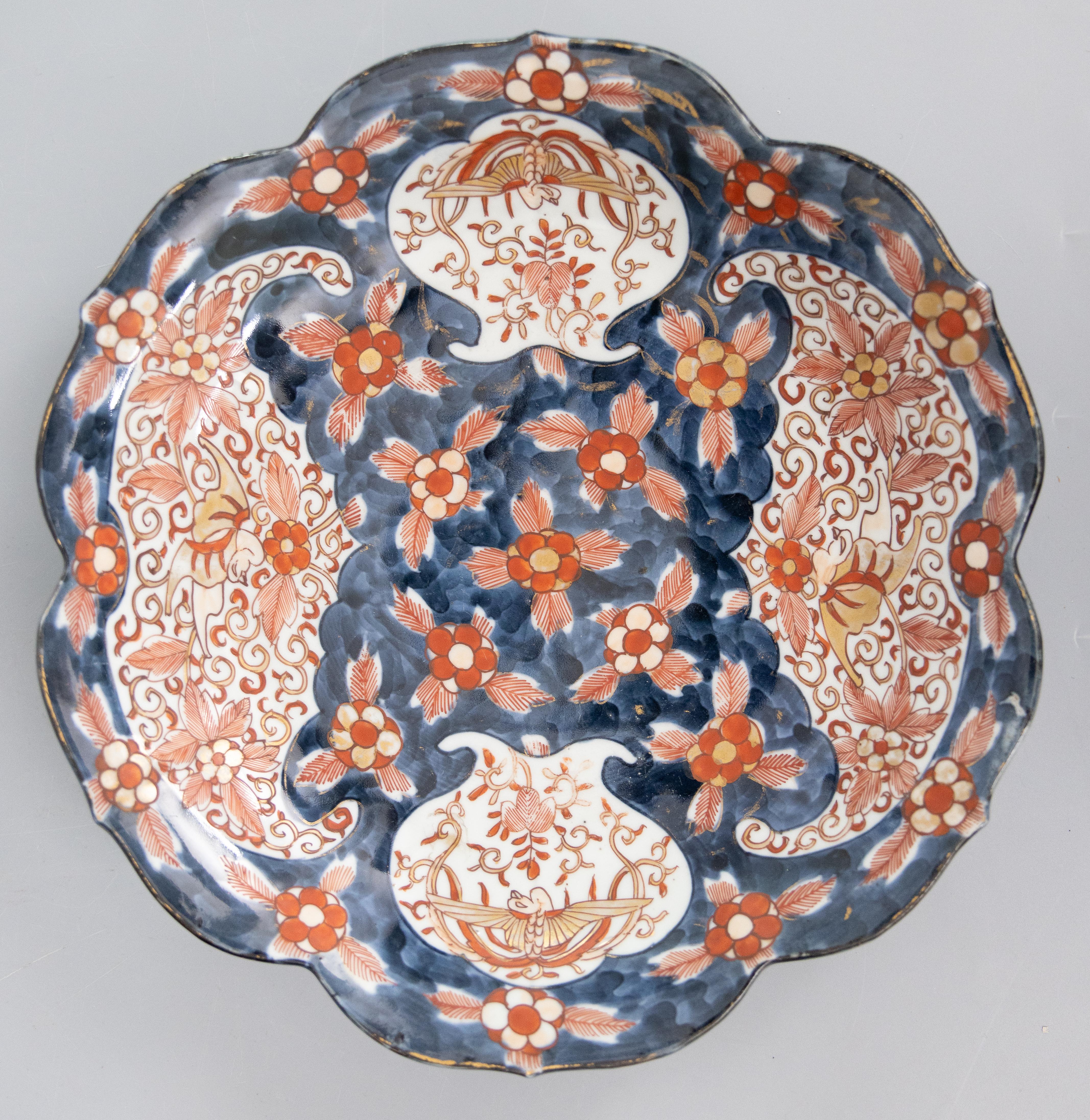 Paar japanische Meiji-Periode Imari-Blau mit Blumen und Wellenschliff aus dem 19. (19. Jahrhundert) im Angebot