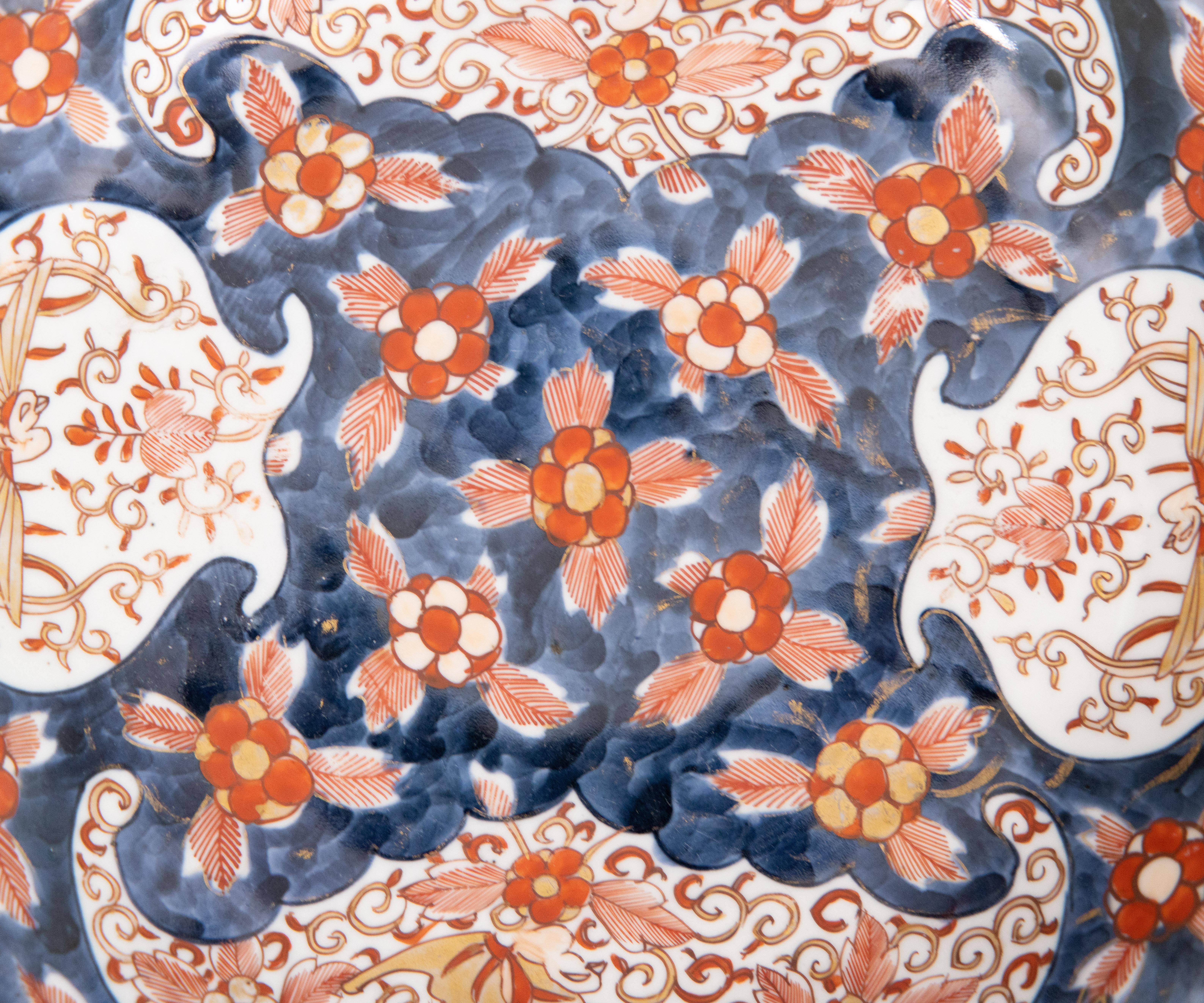 Paar japanische Meiji-Periode Imari-Blau mit Blumen und Wellenschliff aus dem 19. (Porzellan) im Angebot