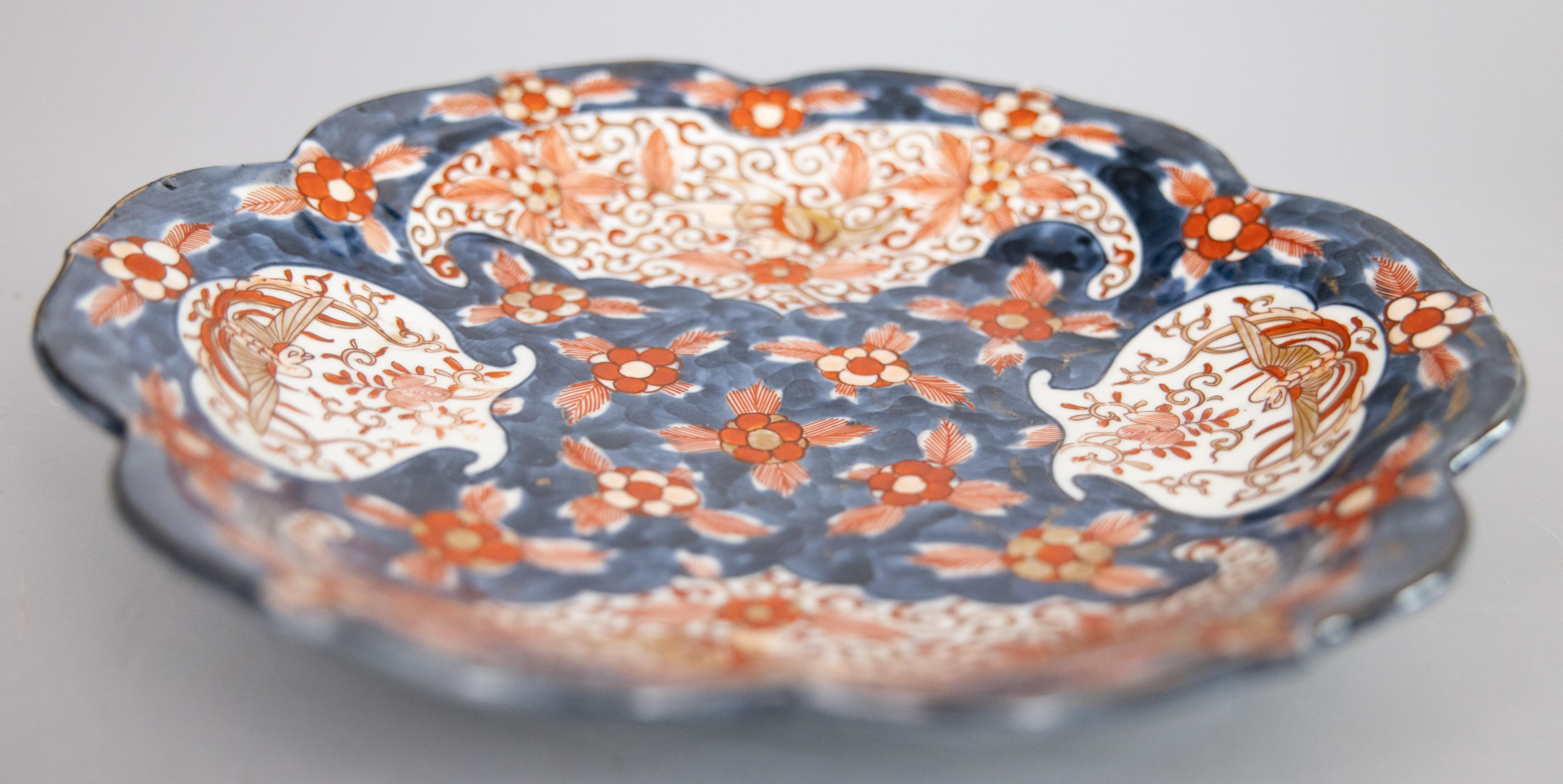Paar japanische Meiji-Periode Imari-Blau mit Blumen und Wellenschliff aus dem 19. im Angebot 1