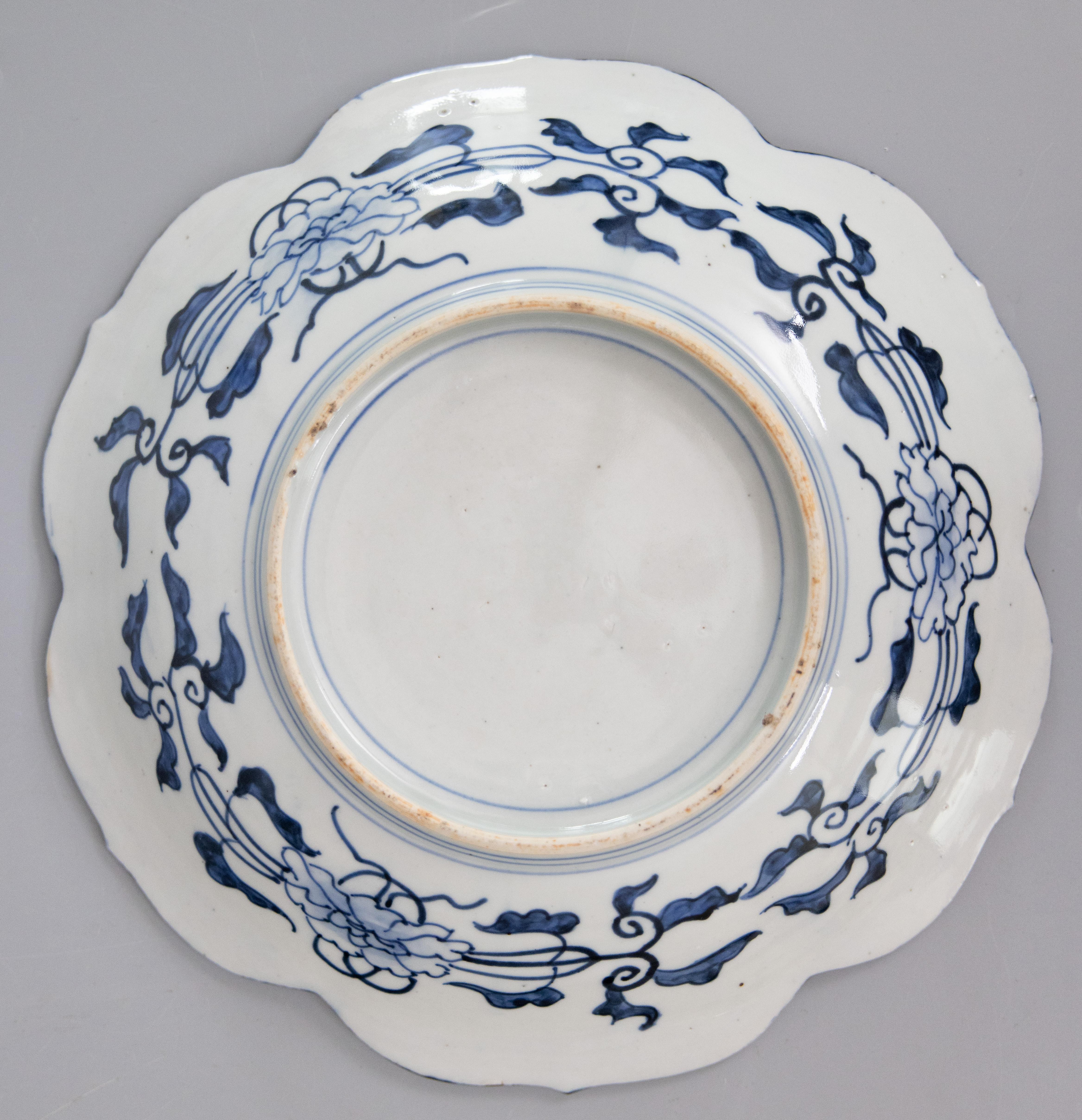 Paar japanische Meiji-Periode Imari-Blau mit Blumen und Wellenschliff aus dem 19. im Angebot 2