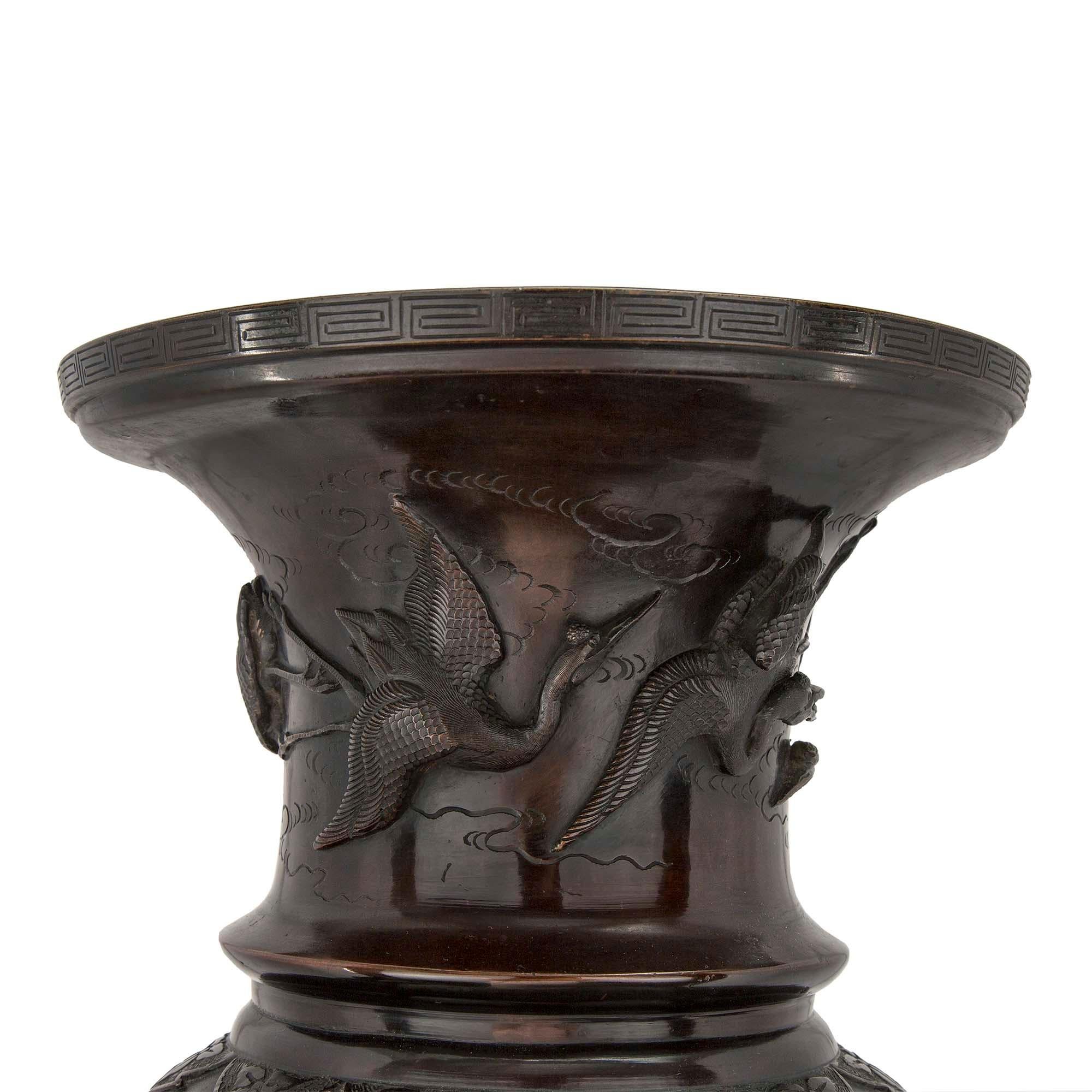 Pareja de Urnas de Bronce Patinado Japonesas del Siglo XIX Periodo Meiji en Bueno estado para la venta en West Palm Beach, FL