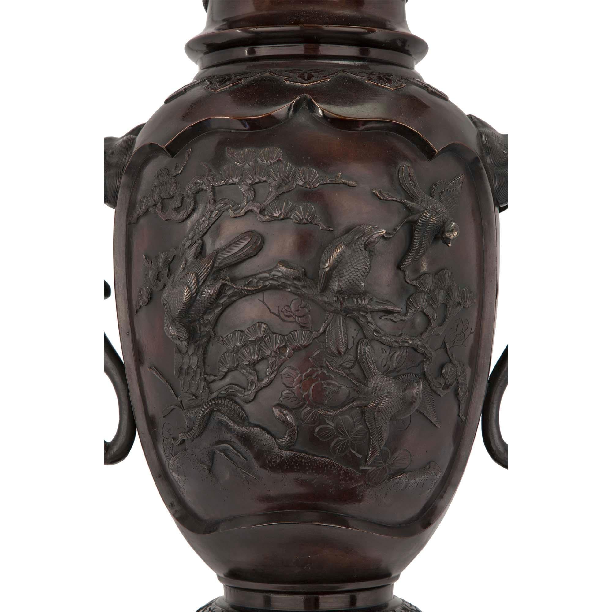 Pareja de Urnas de Bronce Patinado Japonesas del Siglo XIX Periodo Meiji siglo XIX en venta