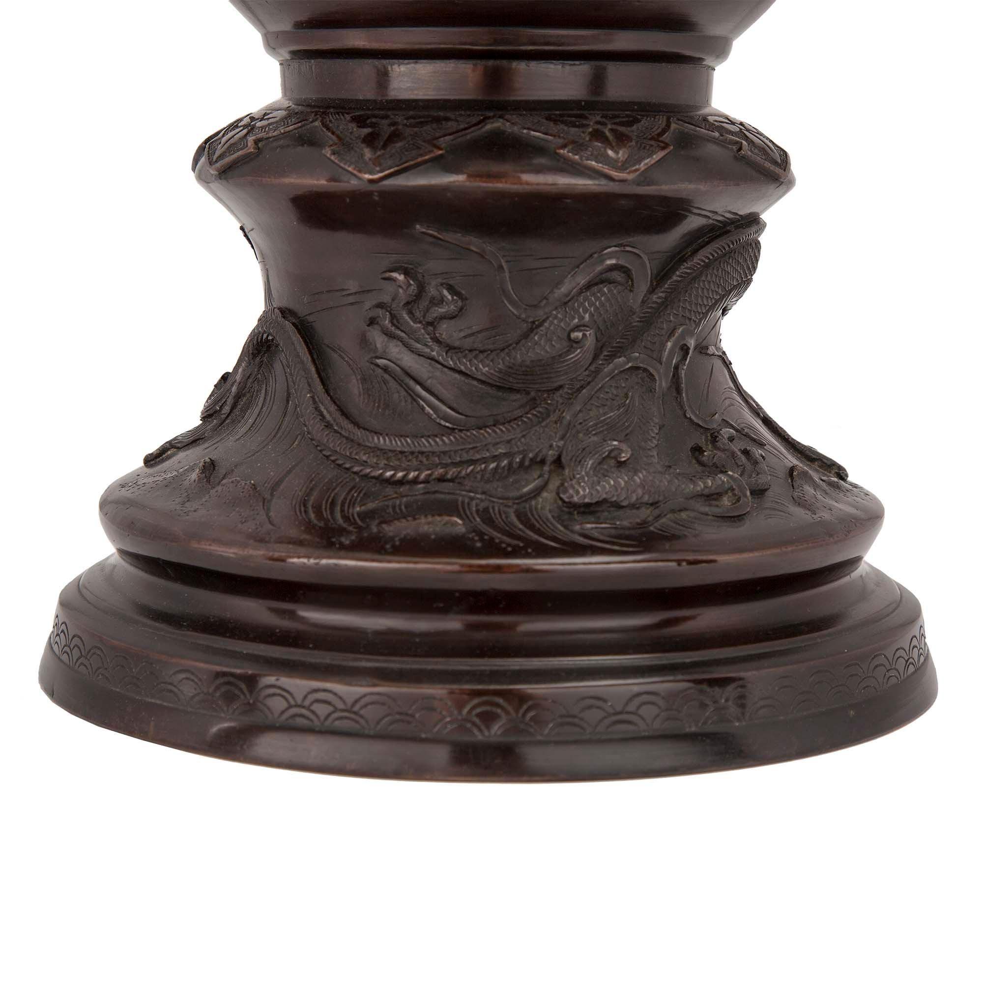 Pareja de Urnas de Bronce Patinado Japonesas del Siglo XIX Periodo Meiji en venta 1
