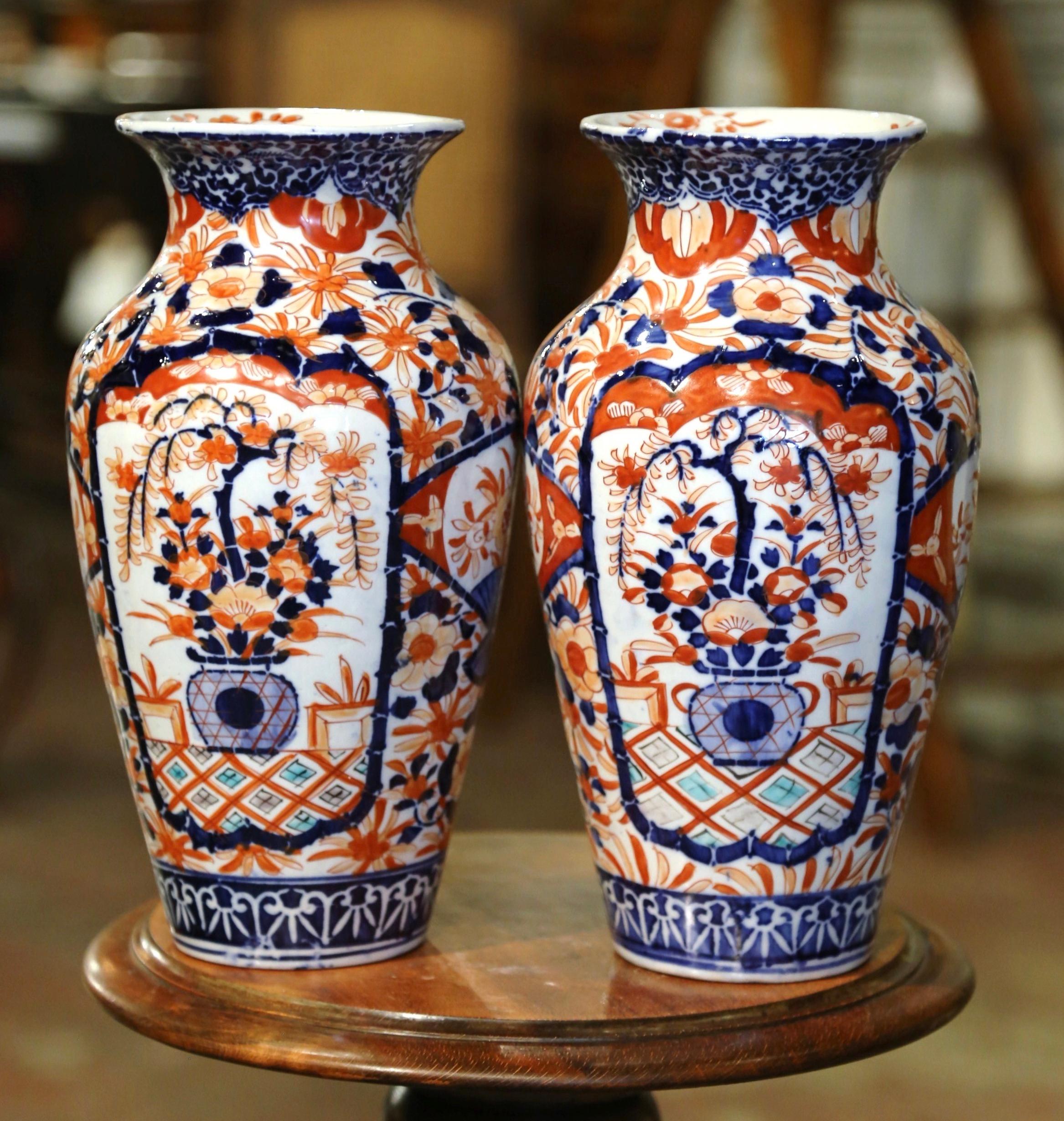 Paire de vases Imari en porcelaine japonaise du 19ème siècle avec décor floral et végétal Excellent état à Dallas, TX