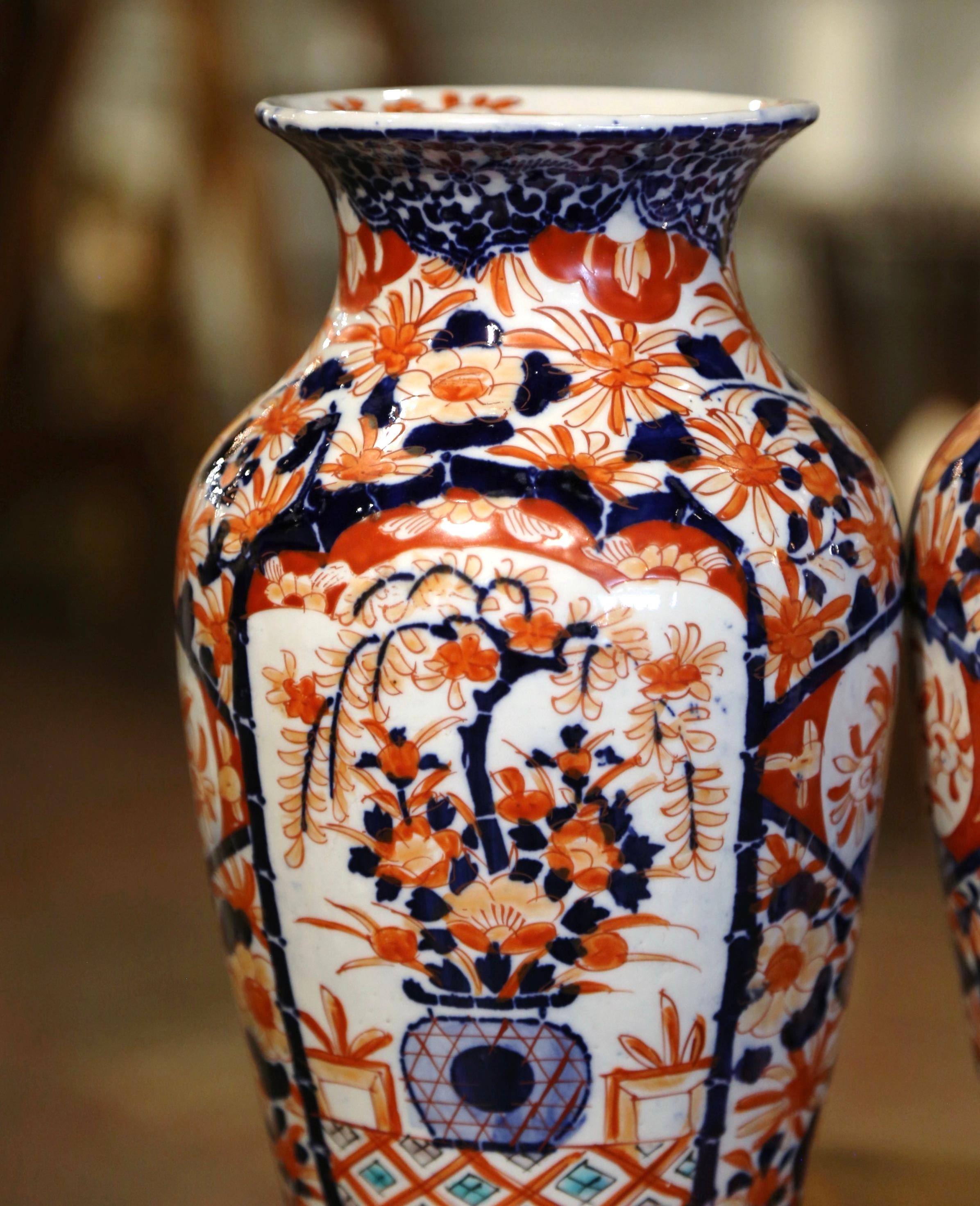 XIXe siècle Paire de vases Imari en porcelaine japonaise du 19ème siècle avec décor floral et végétal