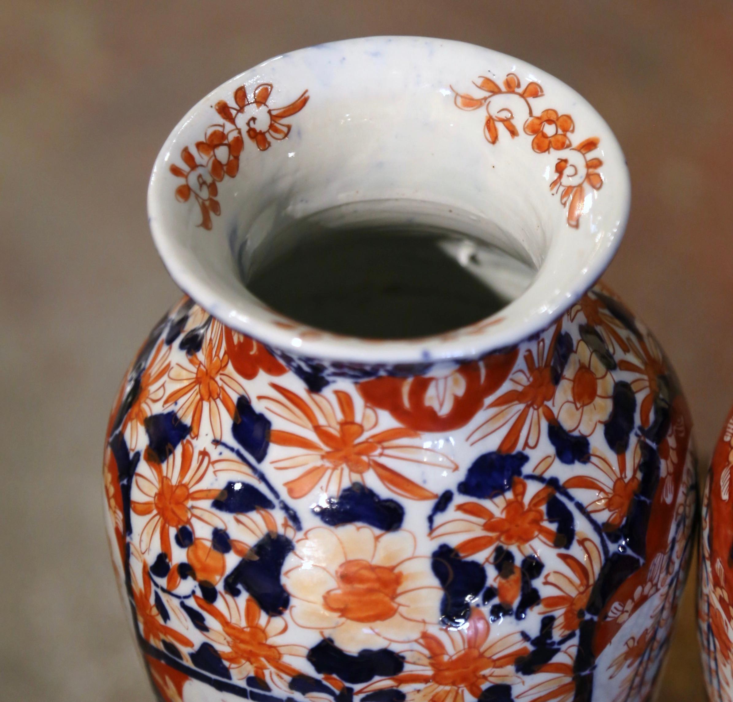 Porcelaine Paire de vases Imari en porcelaine japonaise du 19ème siècle avec décor floral et végétal