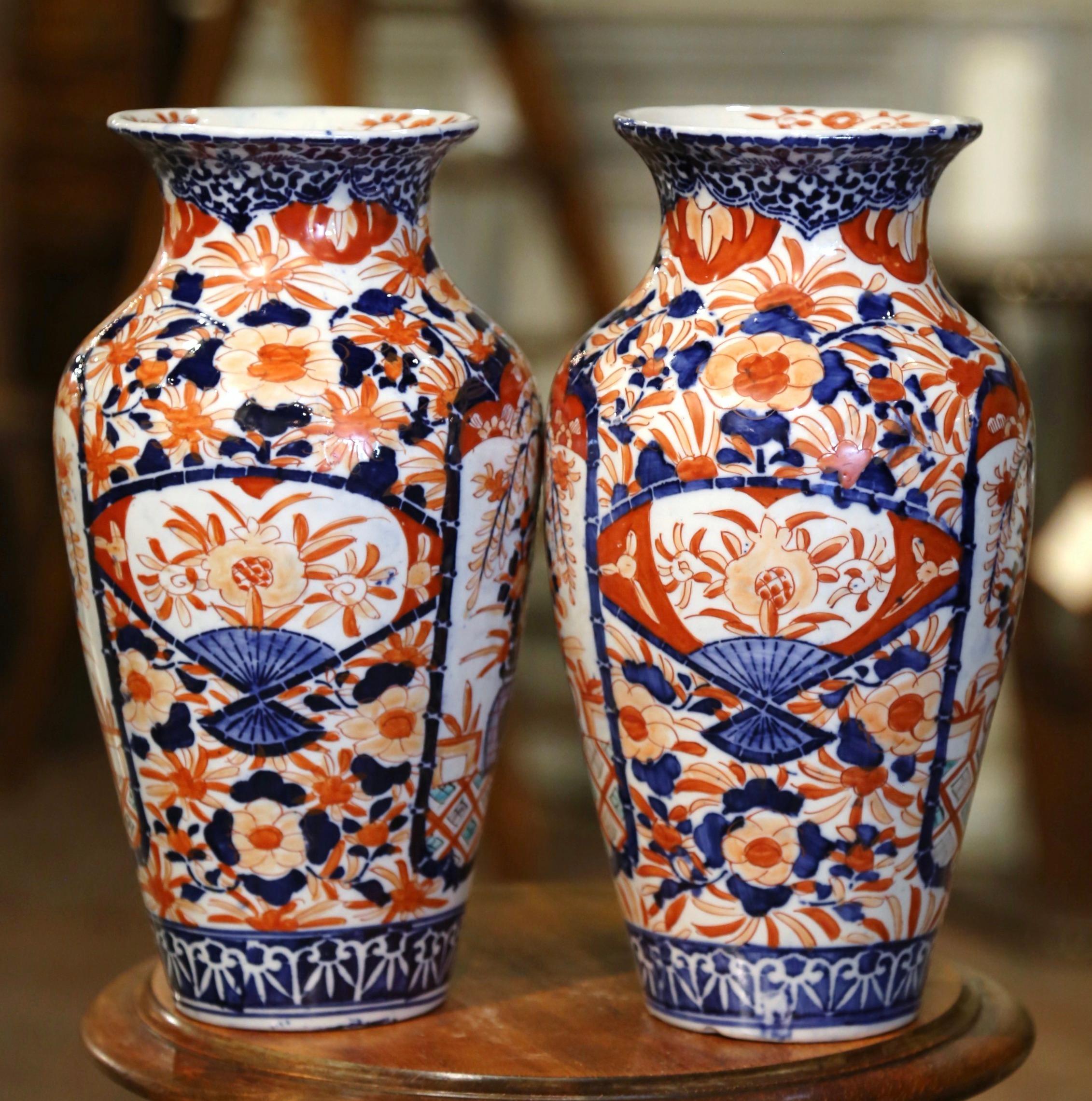 Paire de vases Imari en porcelaine japonaise du 19ème siècle avec décor floral et végétal 1