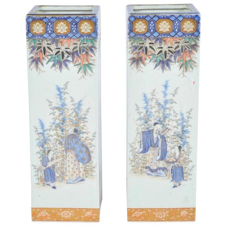 Paire de vases carrés Fukagawa du 19e siècle, très élégants, à décor de feuilles percées, de bordures à motifs classiques et de scènes classiques de personnes se promenant dans des jardins.
Nous pouvons faire éclairer ces vases si nécessaire.