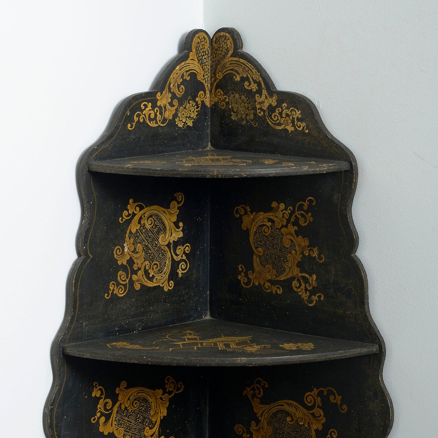 Chinoiserie Pair of 19th Century Japanned Corner Hanging Shelves For Sale