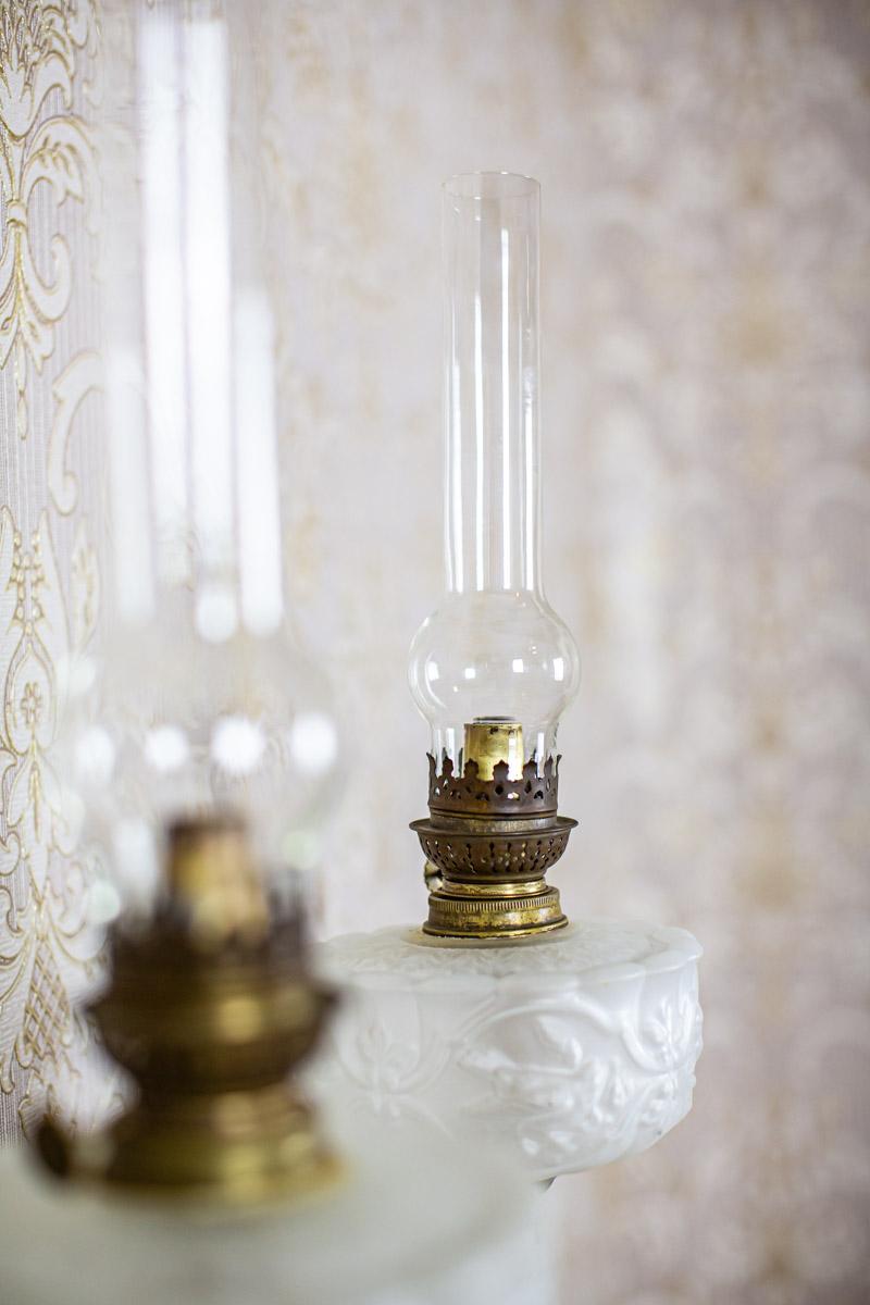 Milchglas-Keramiklampen aus dem 19. Jahrhundert mit Metallelementen, Paar im Angebot 1