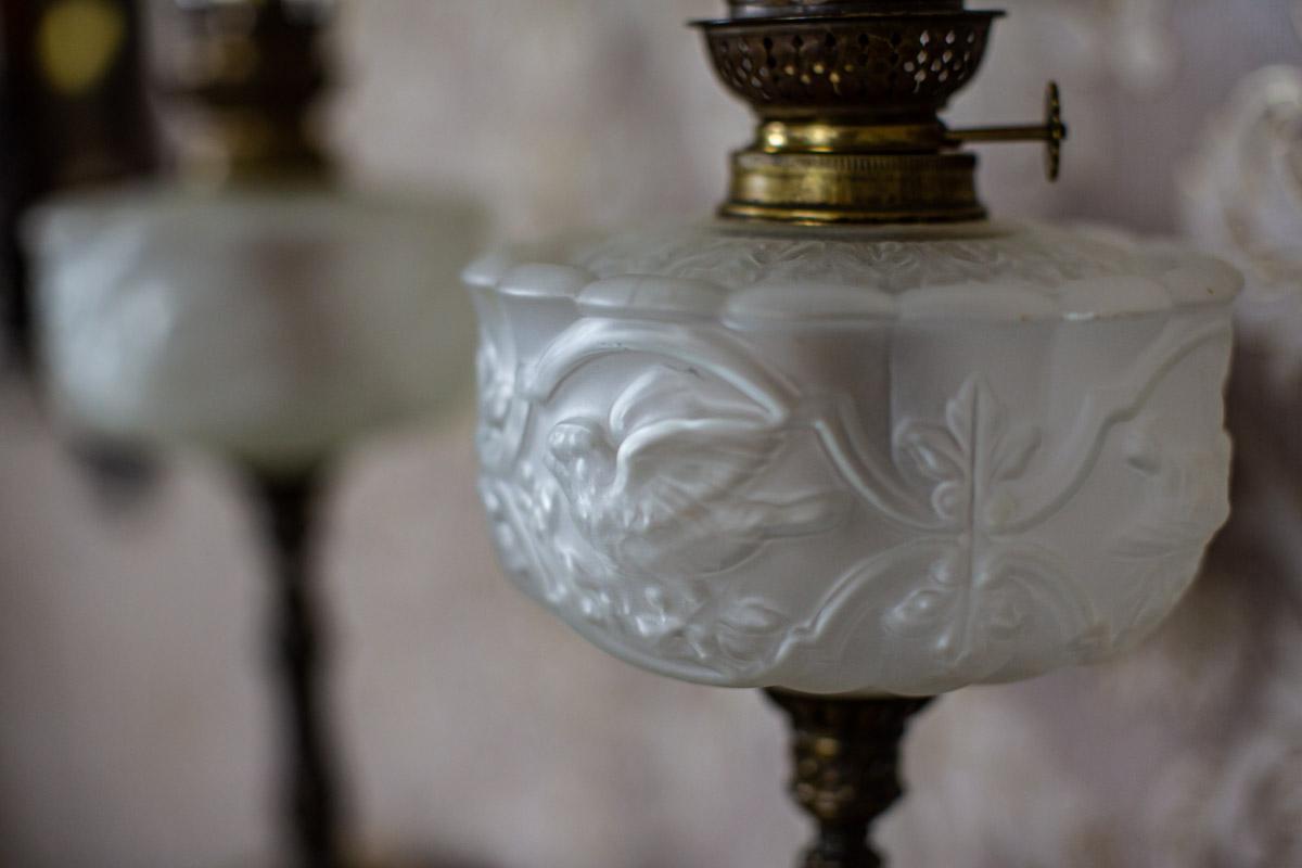 Milchglas-Keramiklampen aus dem 19. Jahrhundert mit Metallelementen, Paar im Angebot 3