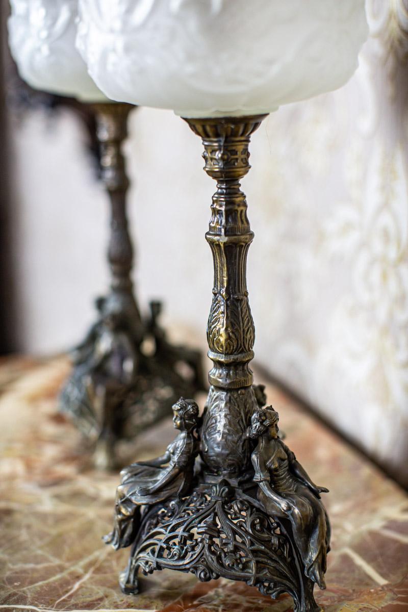 Milchglas-Keramiklampen aus dem 19. Jahrhundert mit Metallelementen, Paar im Angebot 4