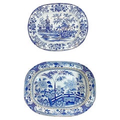 Paire de grandes assiettes de service en porcelaine bleue et blanche du 19ème siècle