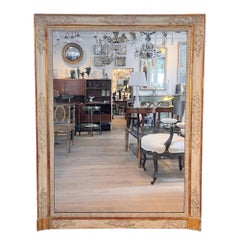 Coppia di grandi specchi da parete in legno dorato del XIX secolo con cornici decorative