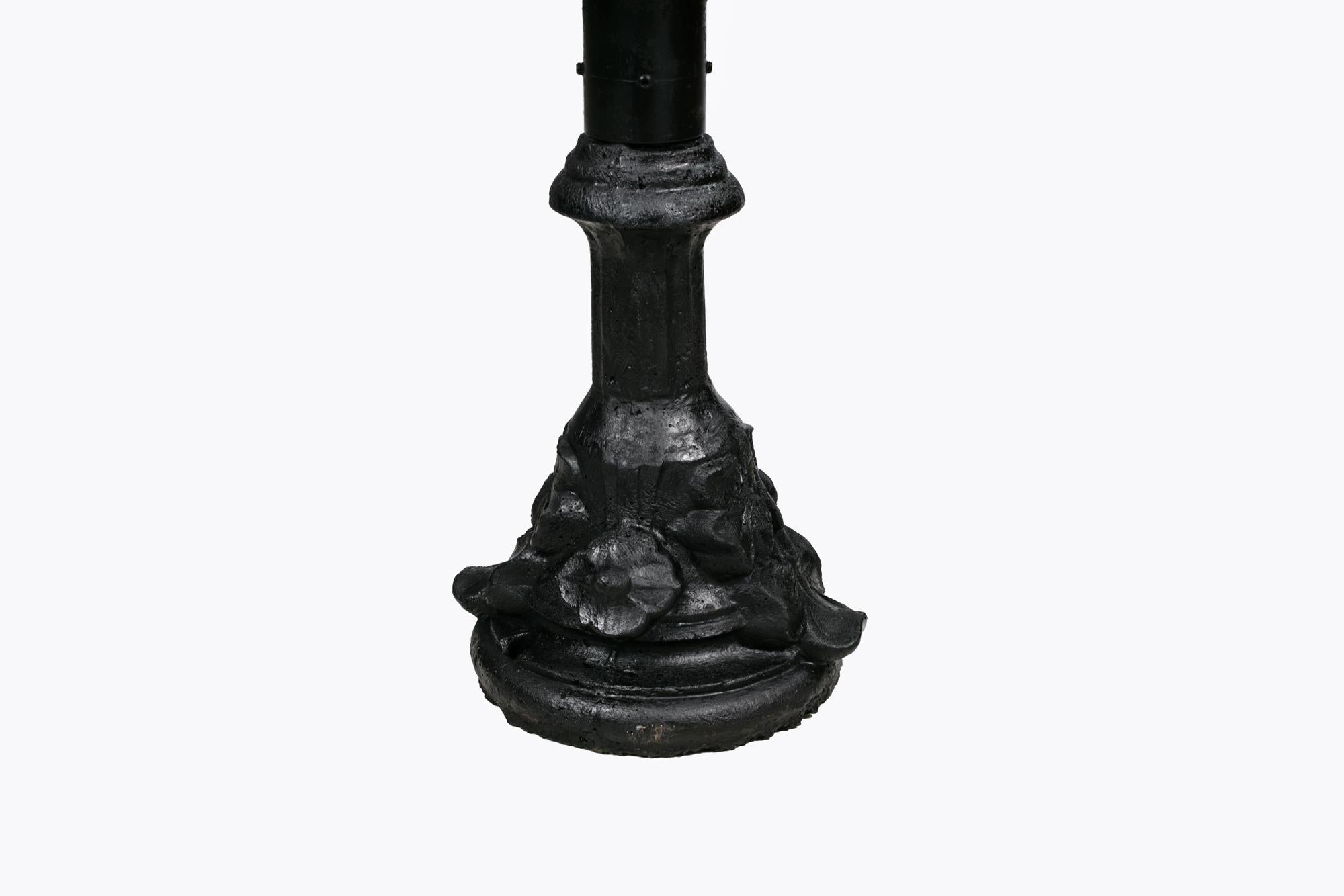 Zwei große Außenlaternen aus dem 19. Jahrhundert mit rechteckigen Kupferschirmen, die auf Steinsockeln mit Kleeblattmotiv ruhen. Circa 1840. Mit zusätzlicher Beschattung.