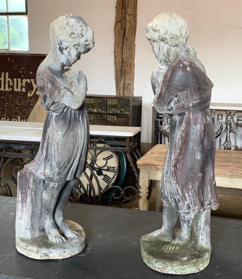 Européen Paire de statues de jardin en plomb du 19e siècle en vente