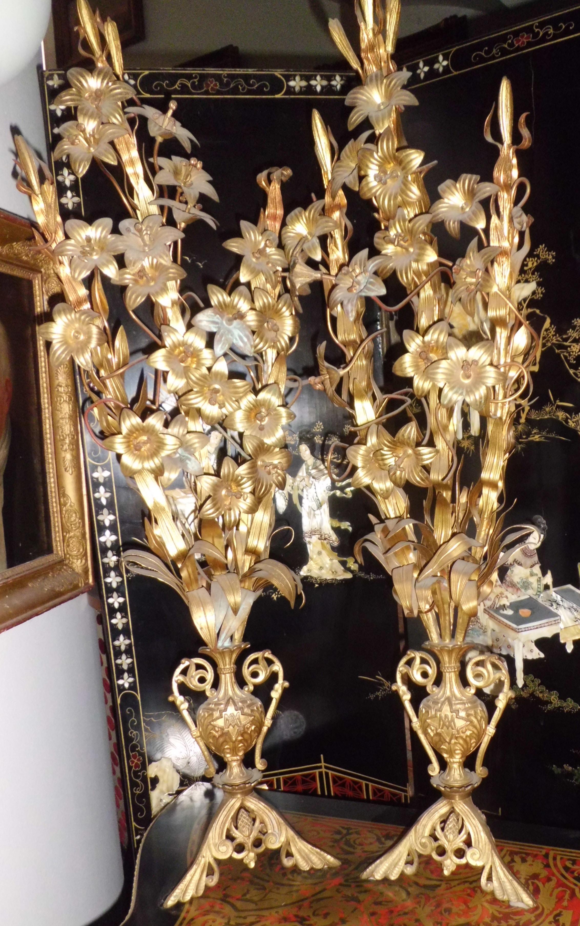 Pair of 19th century Liturgical decoration flower pot, Italy. 24-karat gold gilding
Very nice and graceful objects from a demolished church in Italy.
A bouquet of brass flowers with star-shaped petals and pistils. The bouquet rests on a