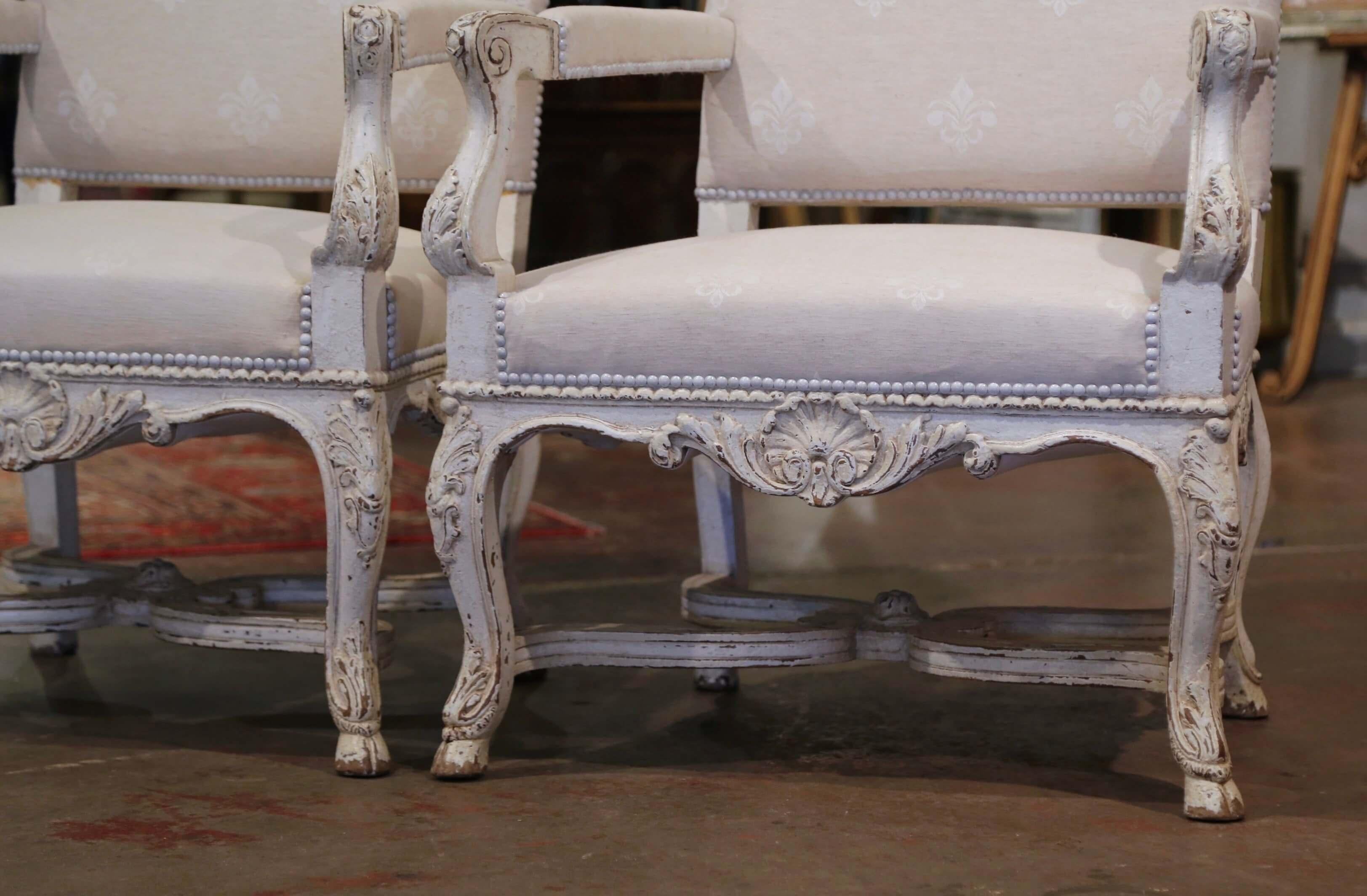 Ein Paar geschnitzte, bemalte Louis XIV.-Sessel mit Fleur-de-Lys-Stoff aus dem 19. Jahrhundert im Angebot 1