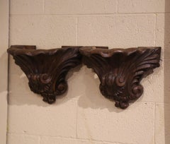 Coppia di mensole da parete in noce intagliato Luigi XV del XIX secolo provenienti dalla Provenza