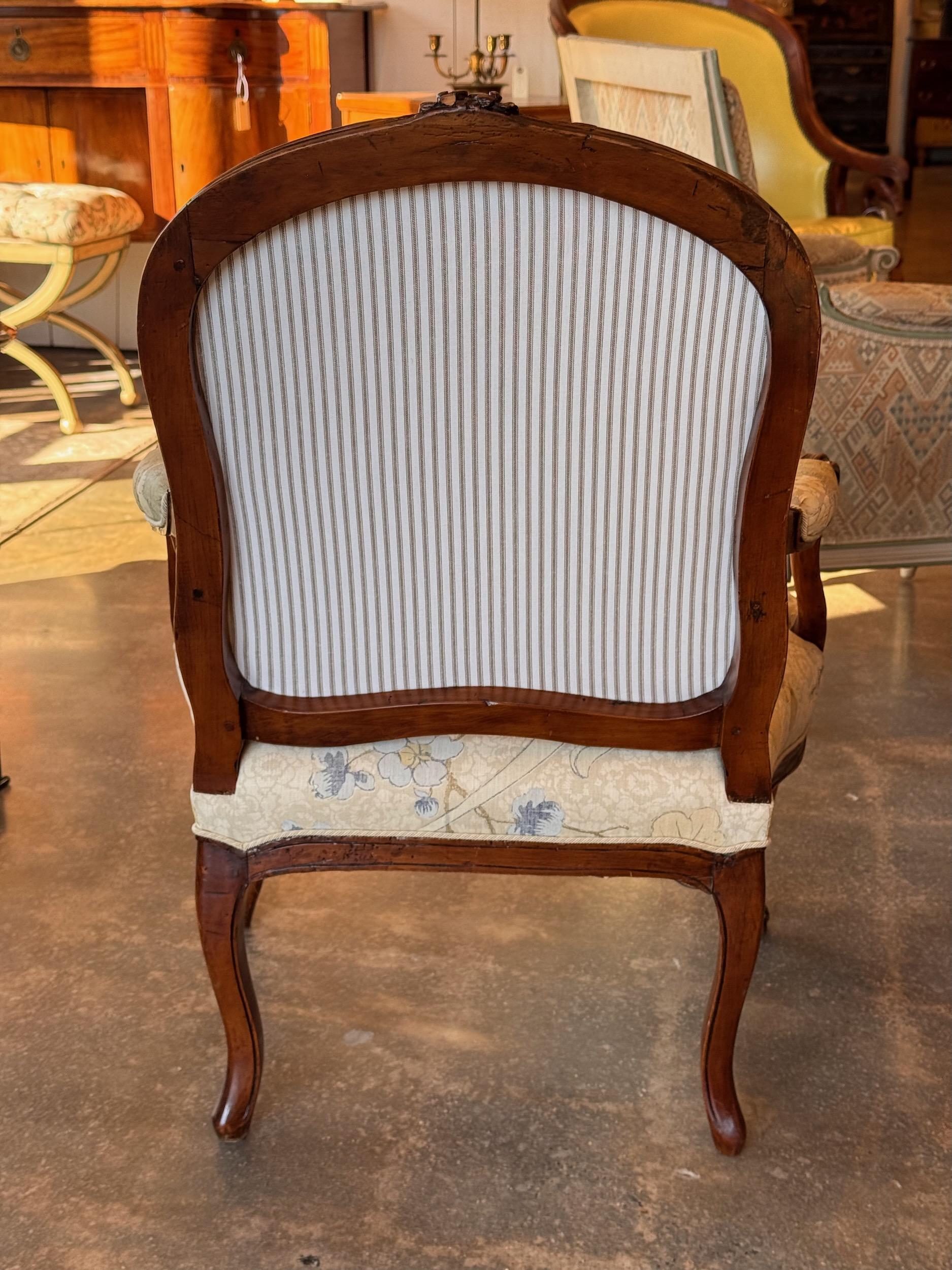 Coppia di fauteuil Luigi XV del XIX secolo in vendita 6