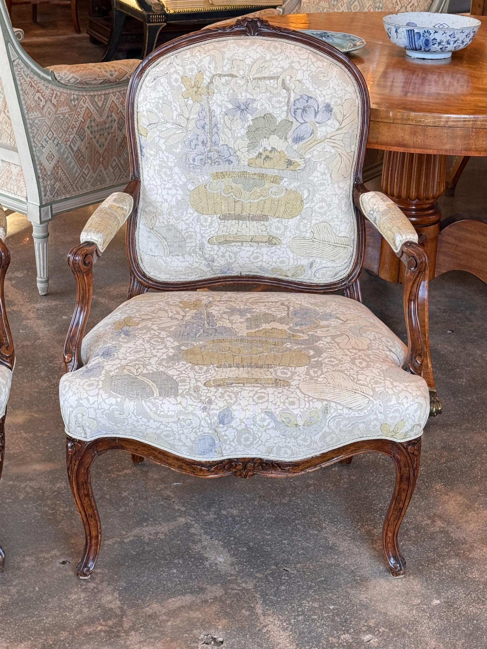 Coppia di fauteuil Luigi XV del XIX secolo In condizioni buone in vendita a Charlottesville, VA