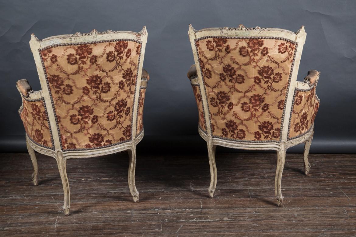 Pareja de Bergeres Pintados y Tallados Luis XV del Siglo XIX en Bastante bueno estado para la venta en New Orleans, LA