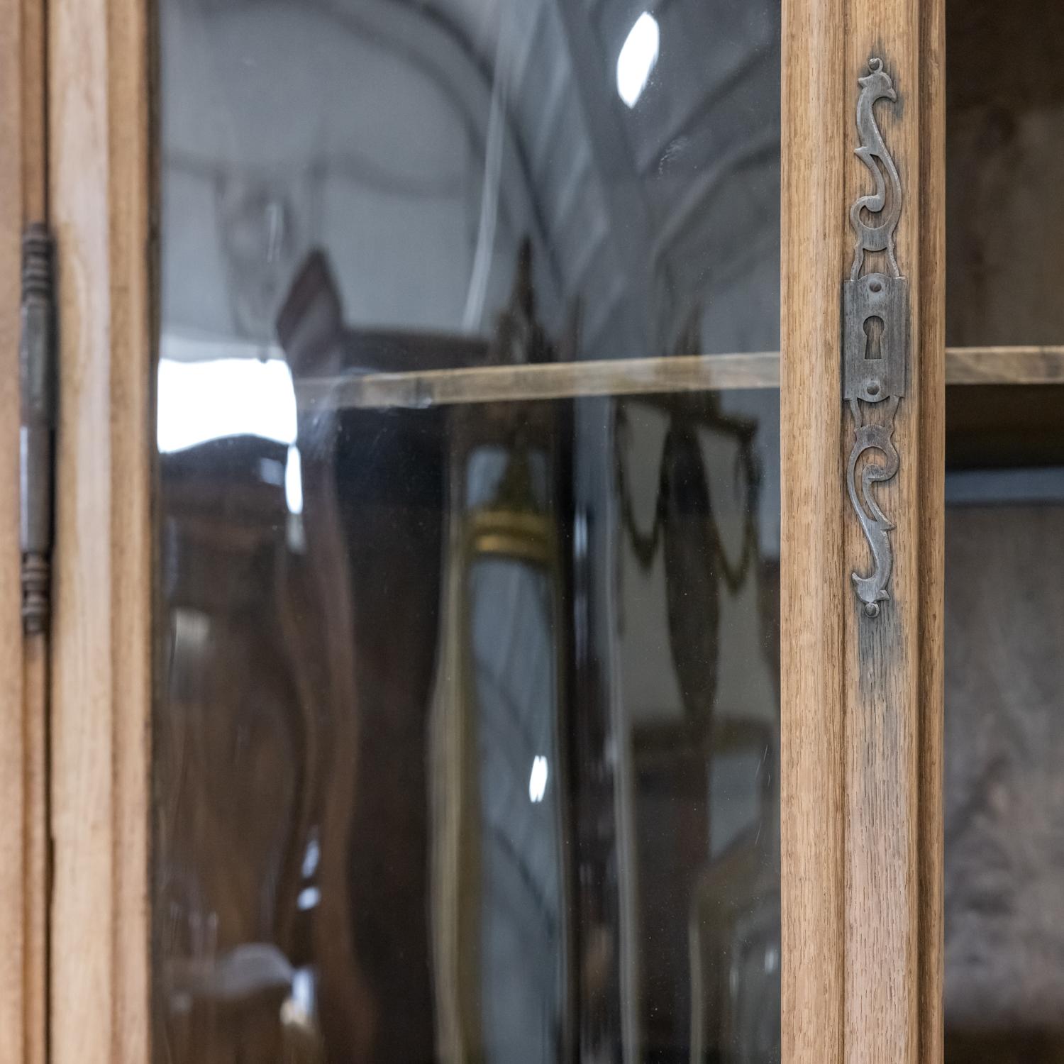 Paire d'armoires d'angle de château en chêne blanchi de style Louis XV du XIXe siècle en vente 4