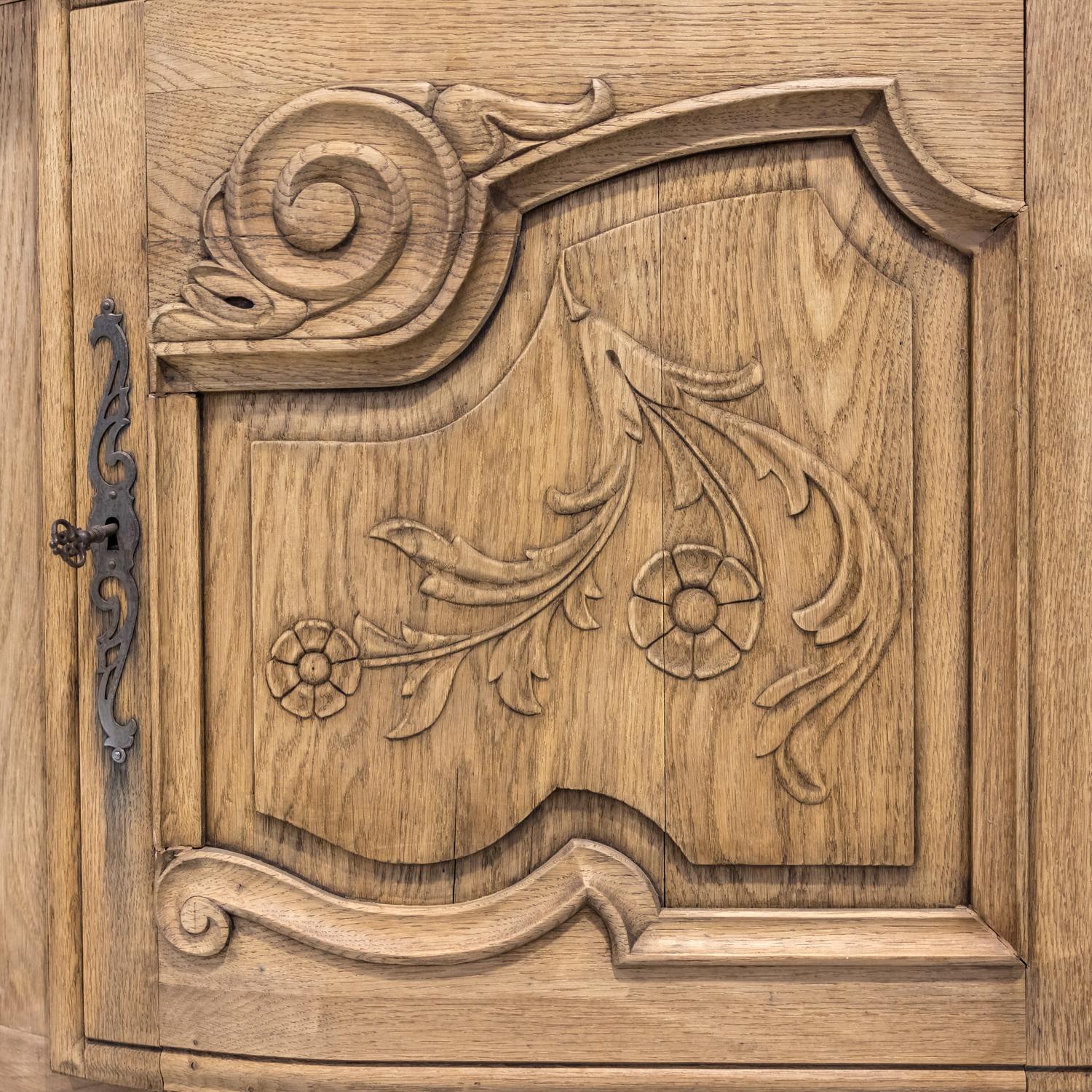 Coppia di armadi angolari Chateau in Oak sbiancato del XIX secolo in stile Luigi XV in vendita 9