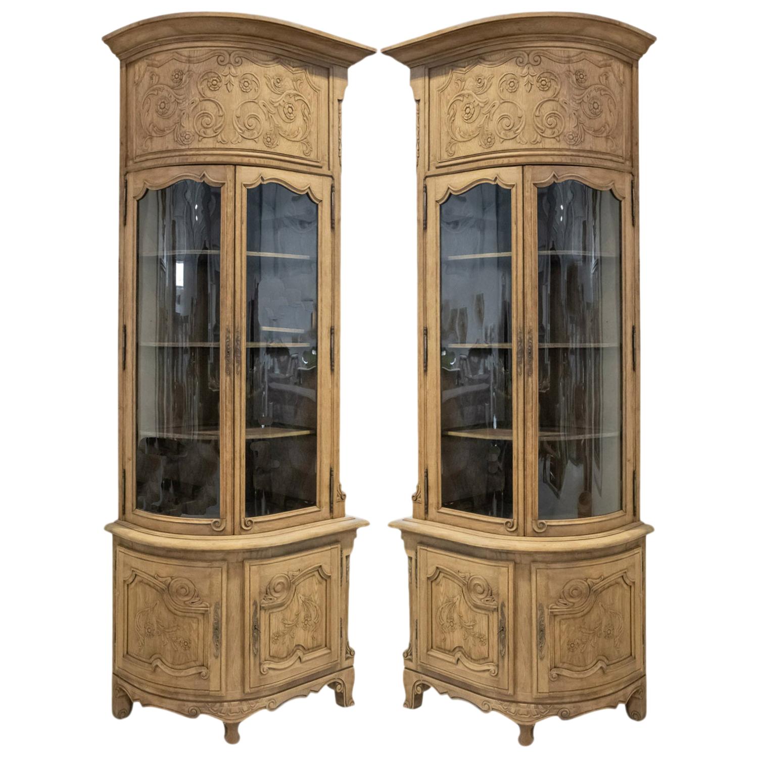 Paire d'armoires d'angle de château en chêne blanchi de style Louis XV du XIXe siècle