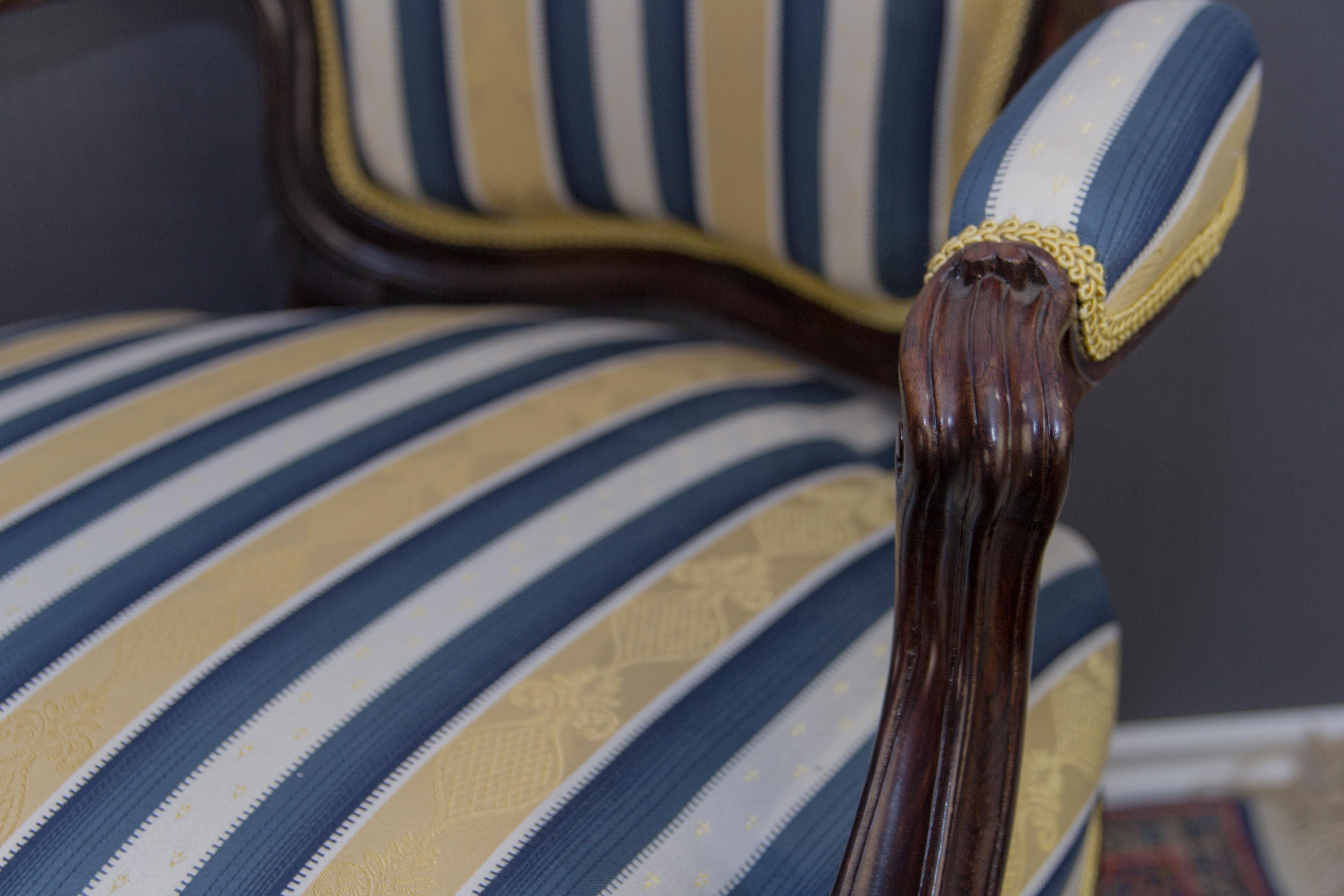 Paire de fauteuils en noyer de style Louis XV du XIXe siècle, dorés, bleus et blancs  en vente 1