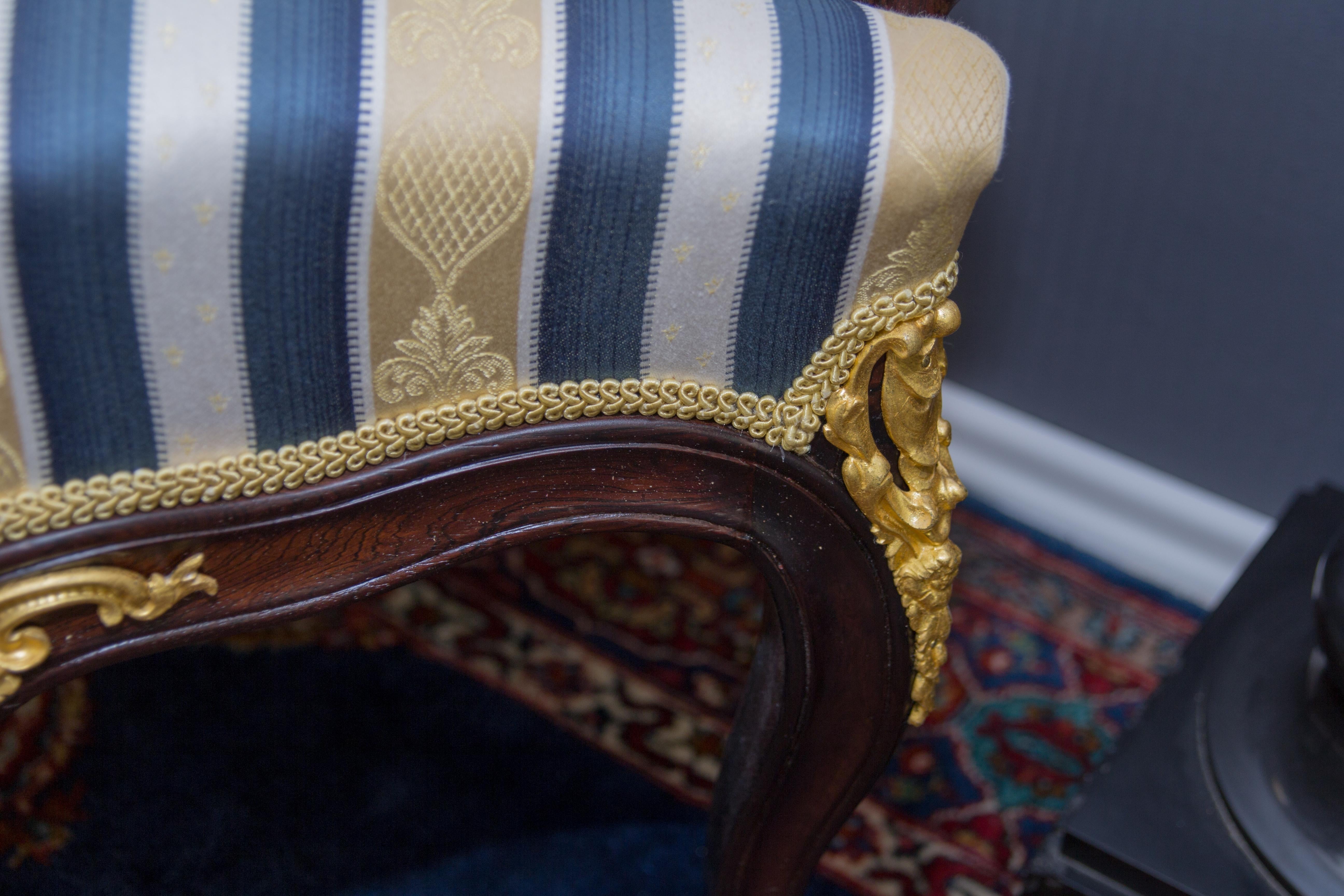 Paar Sessel aus Nussbaumholz im Louis-XV-Stil des 19. Jahrhunderts in Gold, Blau und Weiß  im Angebot 1