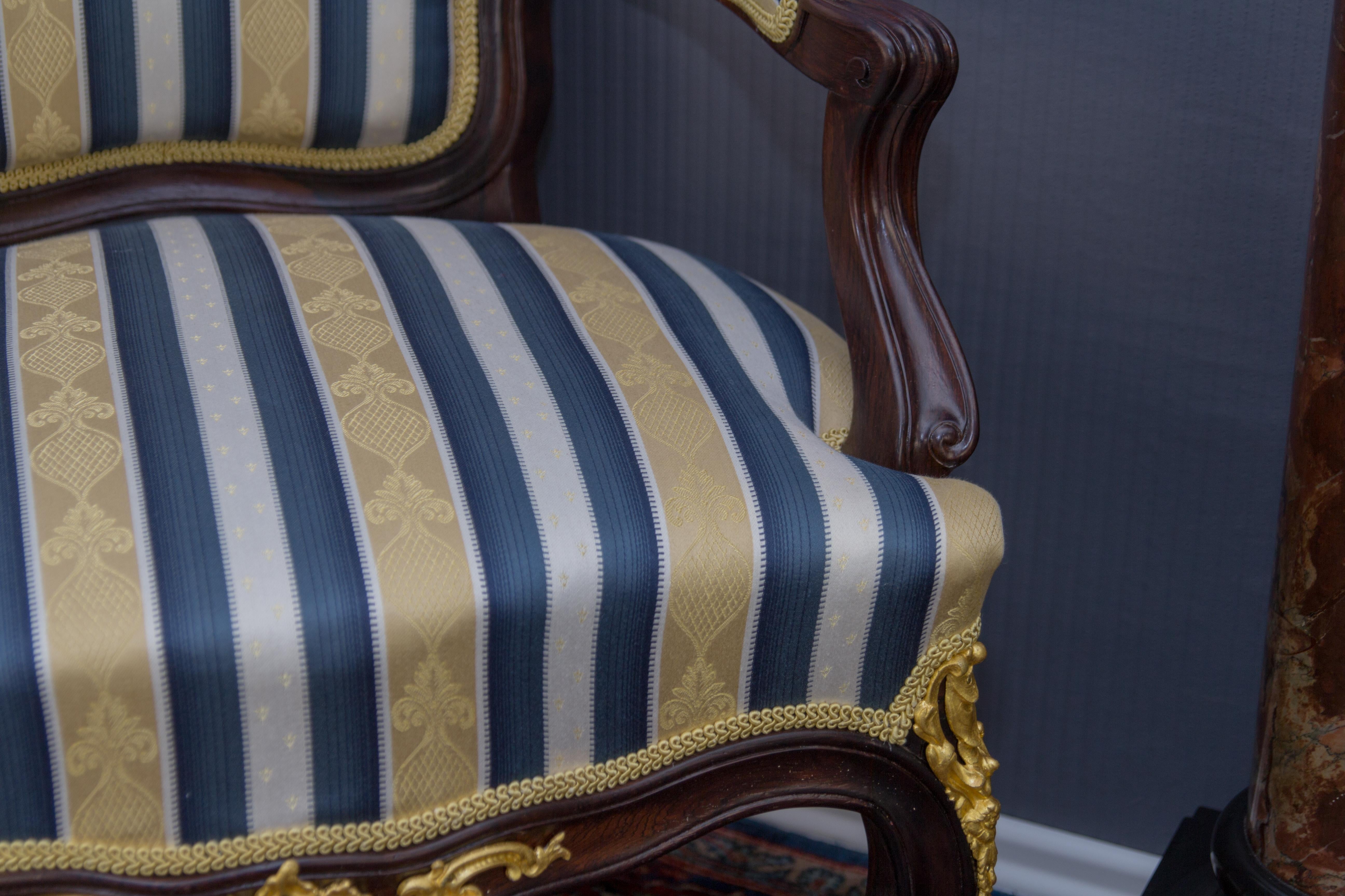 Paire de fauteuils en noyer de style Louis XV du XIXe siècle, dorés, bleus et blancs  en vente 3
