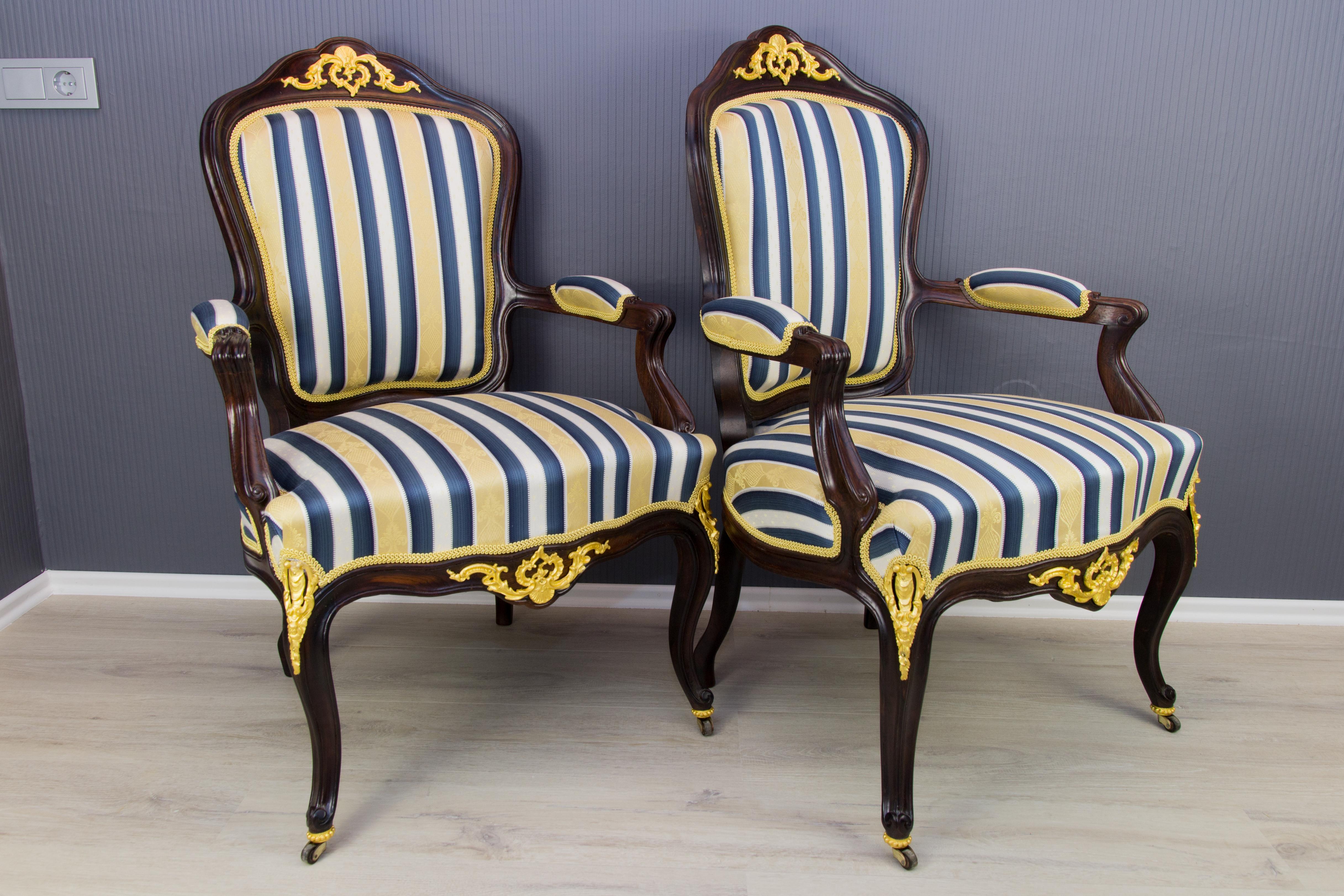 Paar Sessel aus Nussbaumholz im Louis-XV-Stil des 19. Jahrhunderts in Gold, Blau und Weiß  im Angebot 6