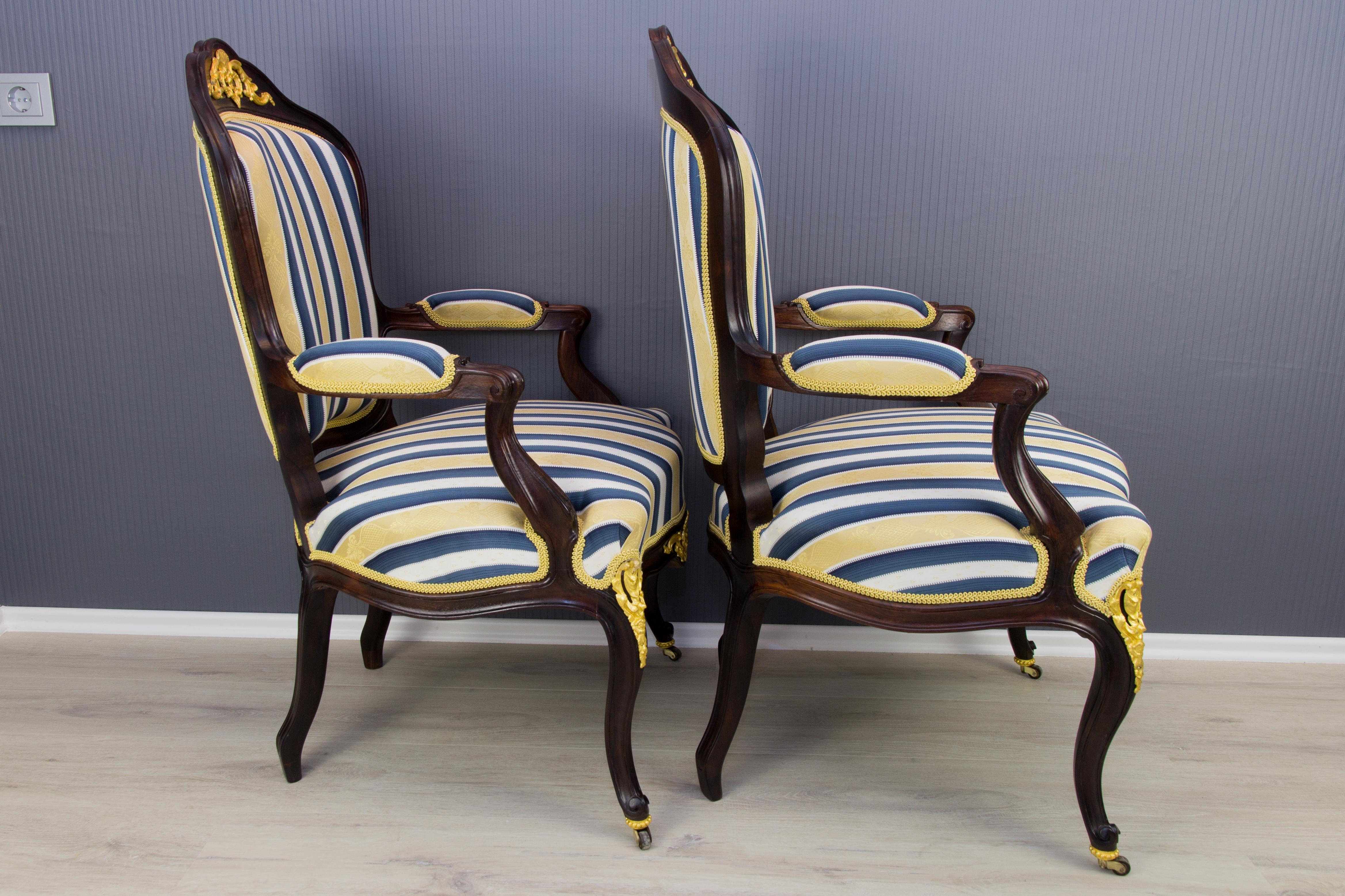 Paire de fauteuils en noyer de style Louis XV du XIXe siècle, dorés, bleus et blancs  en vente 8