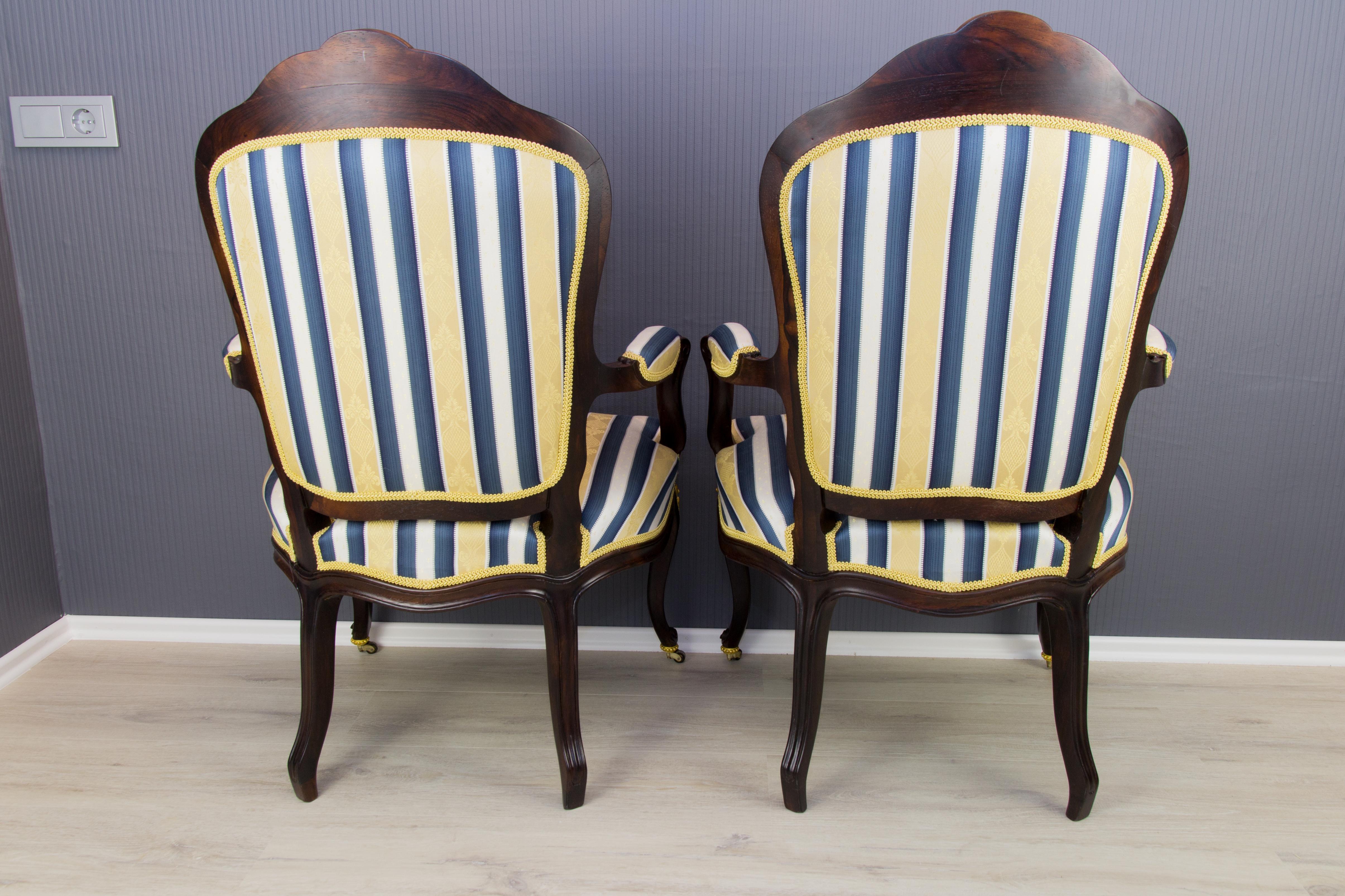 Paire de fauteuils en noyer de style Louis XV du XIXe siècle, dorés, bleus et blancs  en vente 10