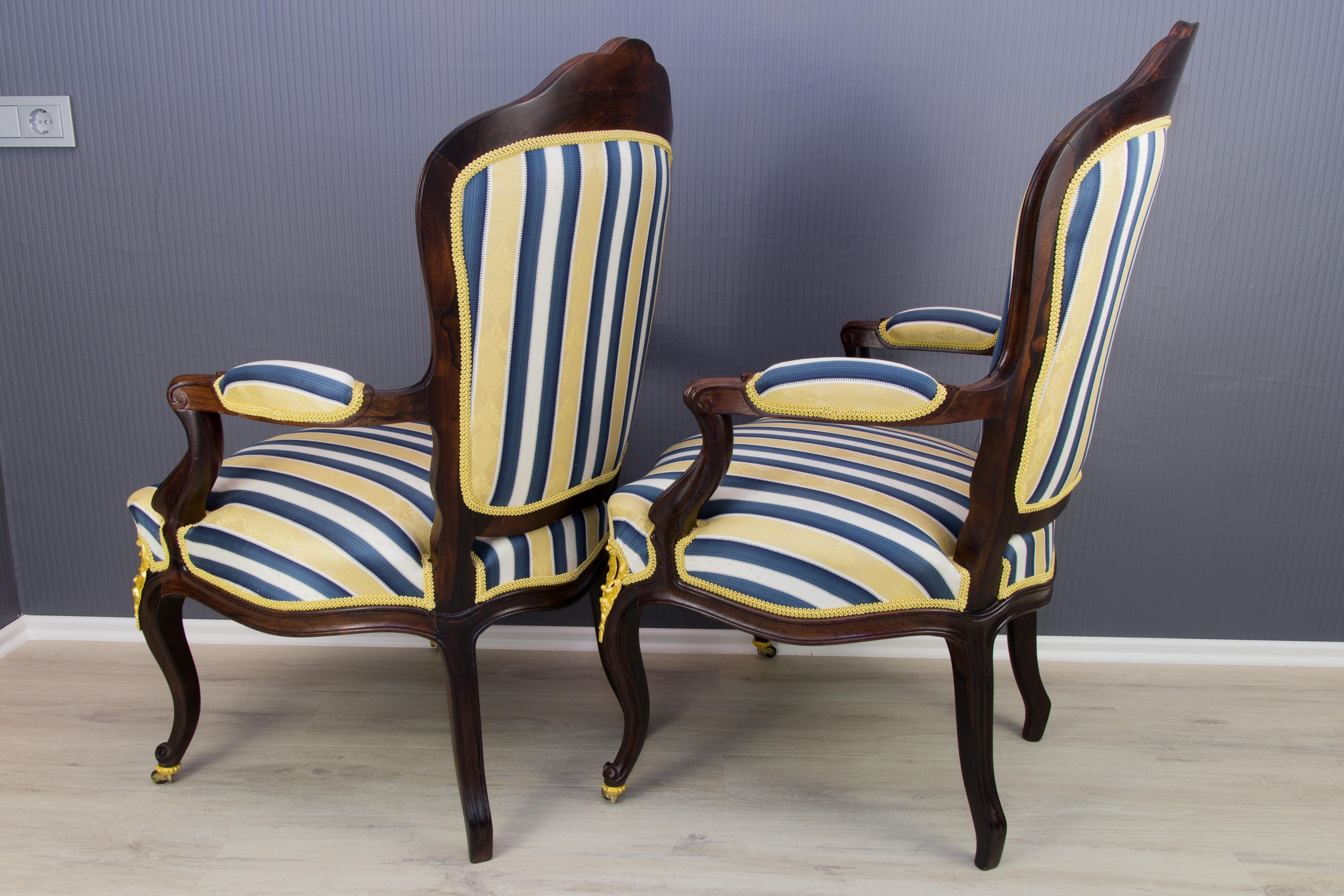 Paire de fauteuils en noyer de style Louis XV du XIXe siècle, dorés, bleus et blancs  en vente 11