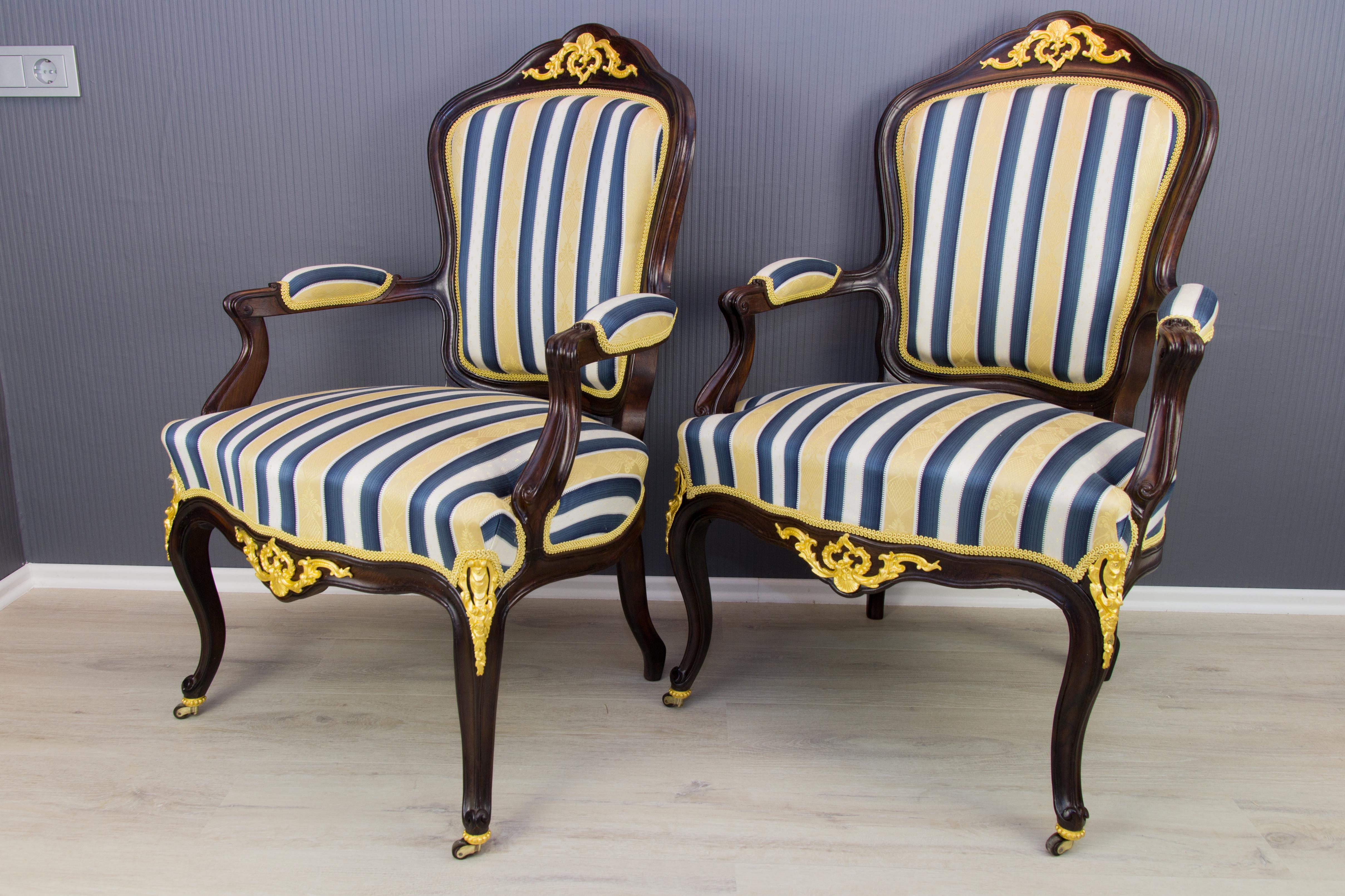 Paire de fauteuils en noyer de style Louis XV du XIXe siècle, dorés, bleus et blancs  en vente 12
