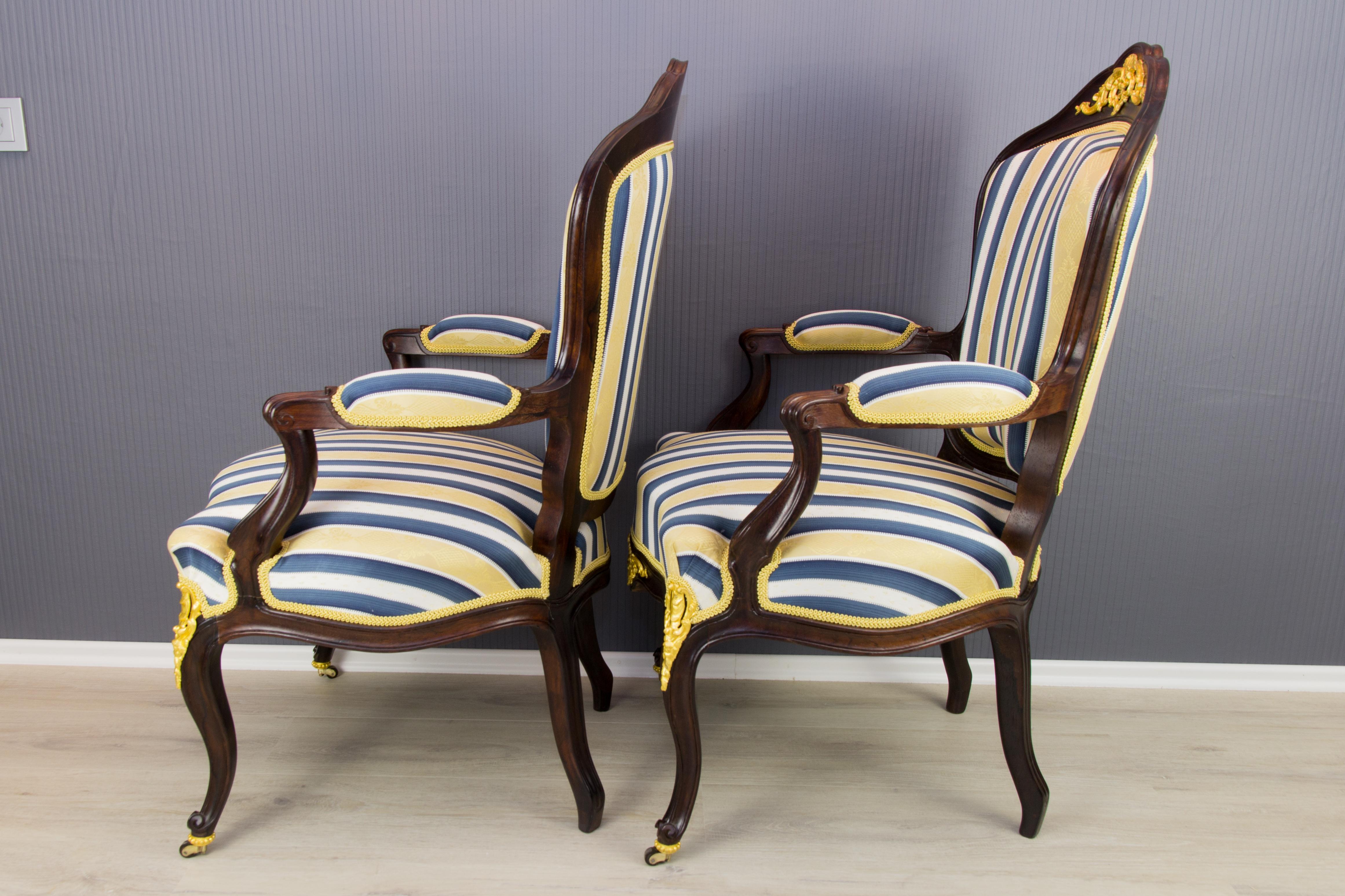 Paire de fauteuils en noyer de style Louis XV du XIXe siècle, dorés, bleus et blancs  en vente 13