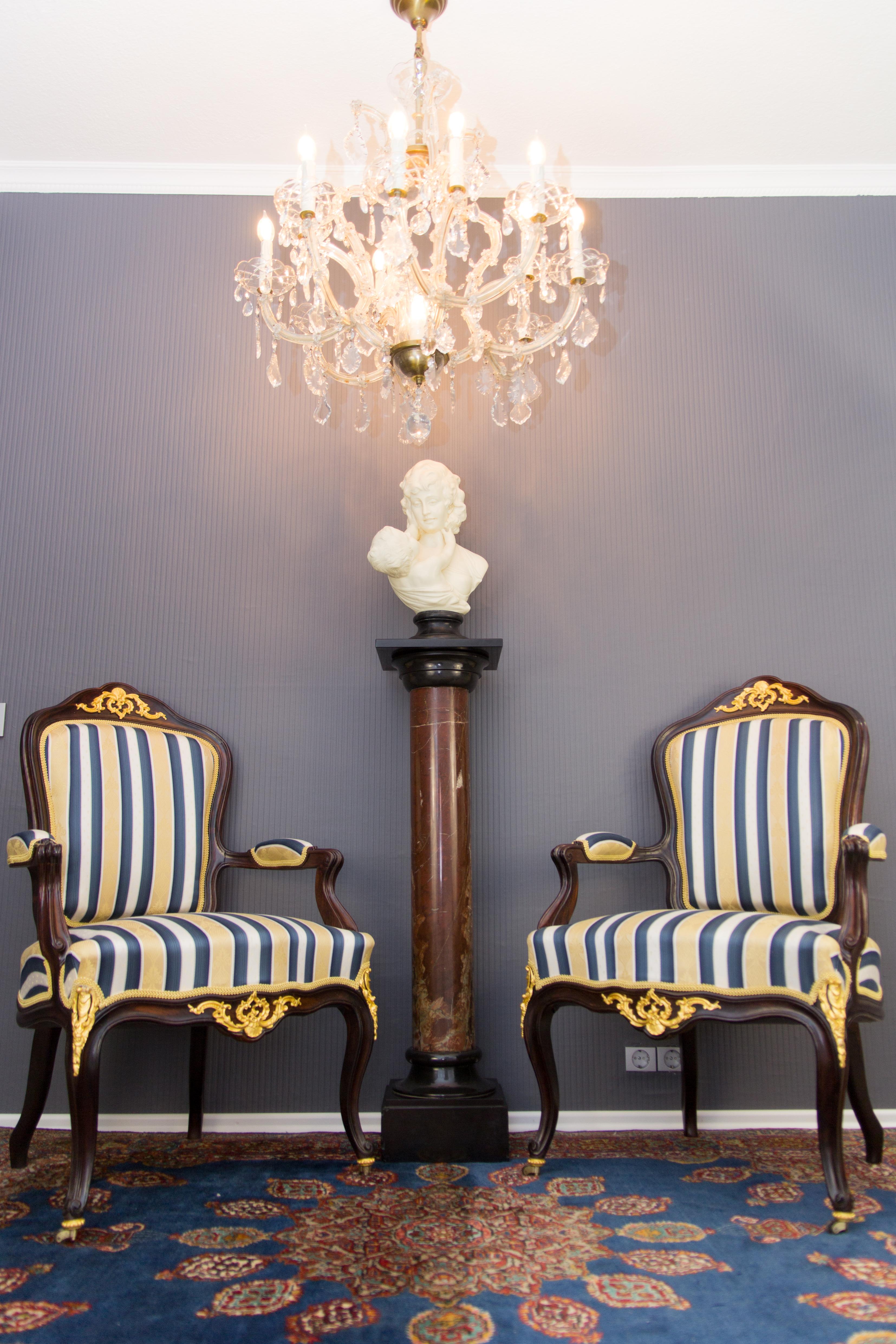 Paar Sessel aus Nussbaumholz im Louis-XV-Stil des 19. Jahrhunderts in Gold, Blau und Weiß  im Angebot 13