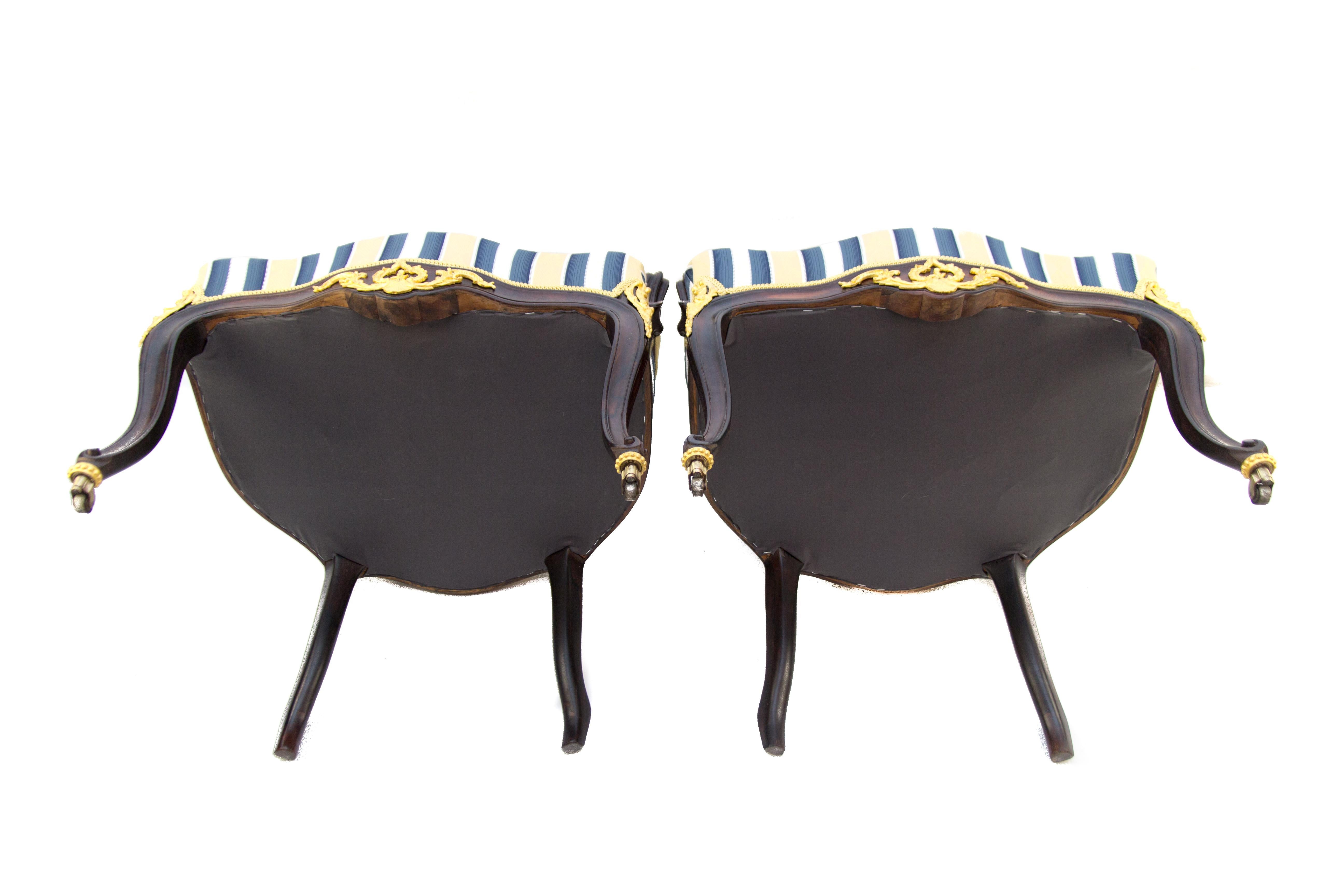 Paar Sessel aus Nussbaumholz im Louis-XV-Stil des 19. Jahrhunderts in Gold, Blau und Weiß  im Angebot 3