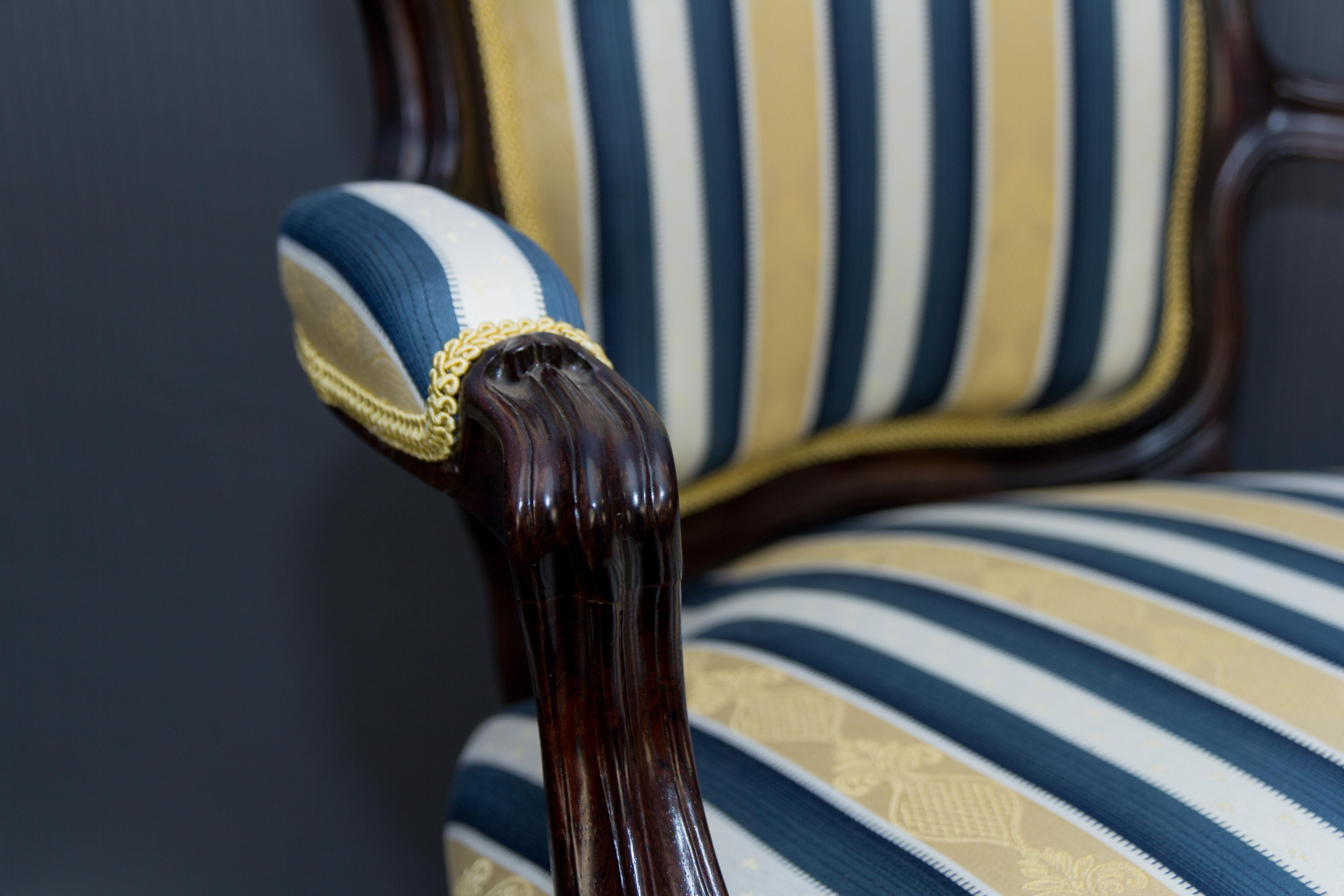 Francese Coppia di poltrone in legno di noce in stile Luigi XV del XIX secolo, color oro, blu e bianco in vendita