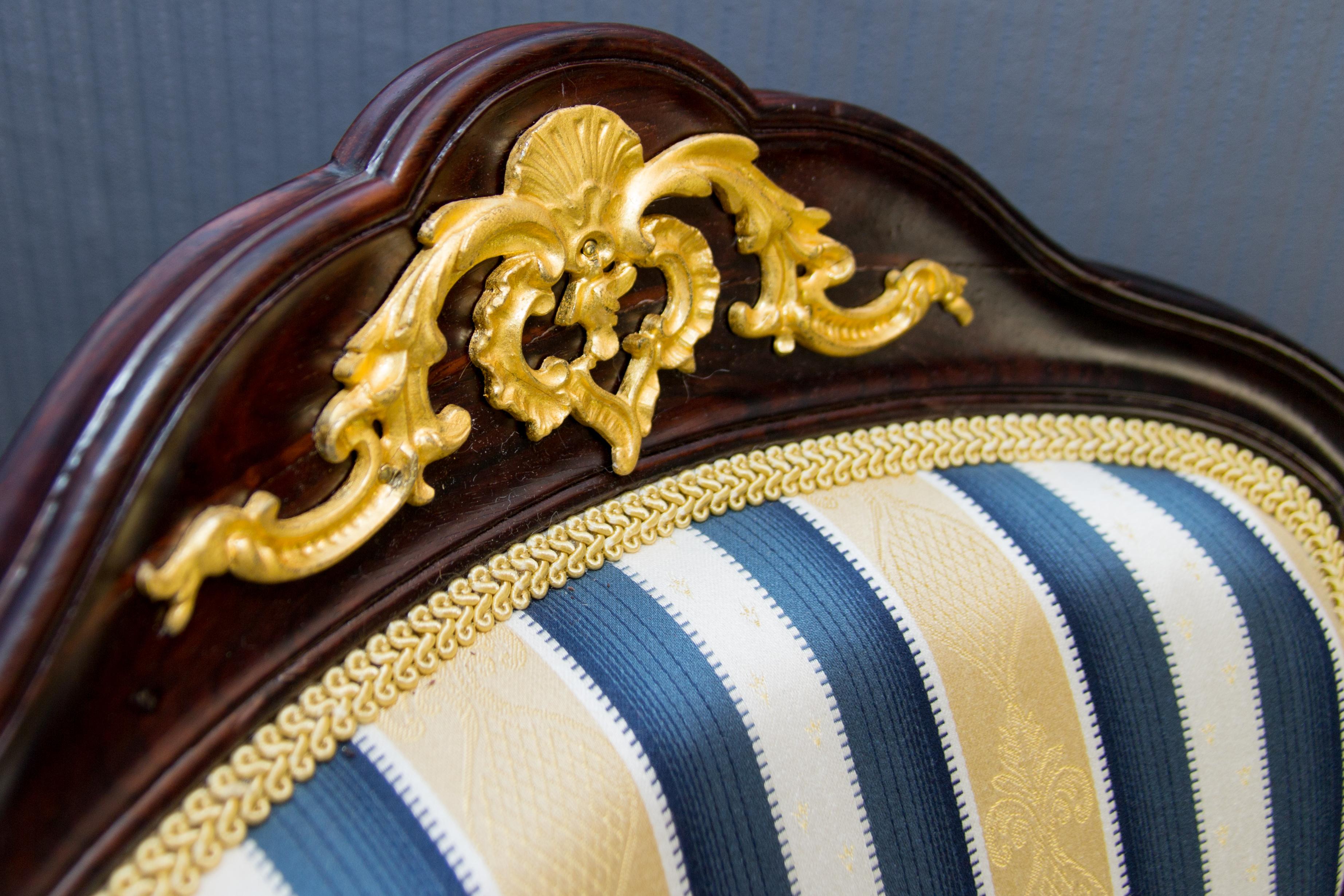 Doré Paire de fauteuils en noyer de style Louis XV du XIXe siècle, dorés, bleus et blancs  en vente
