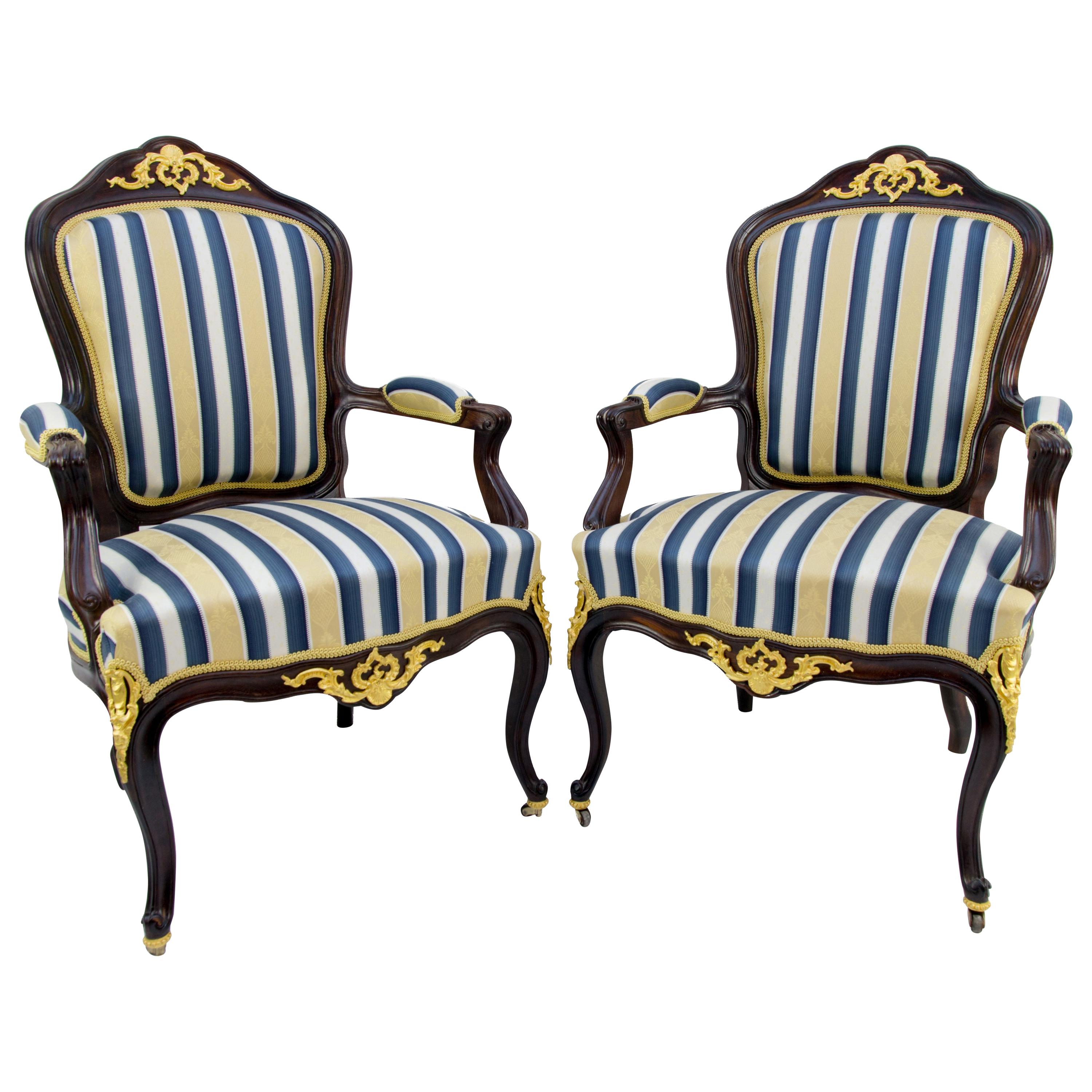 Coppia di poltrone in legno di noce in stile Luigi XV del XIX secolo, color oro, blu e bianco in vendita