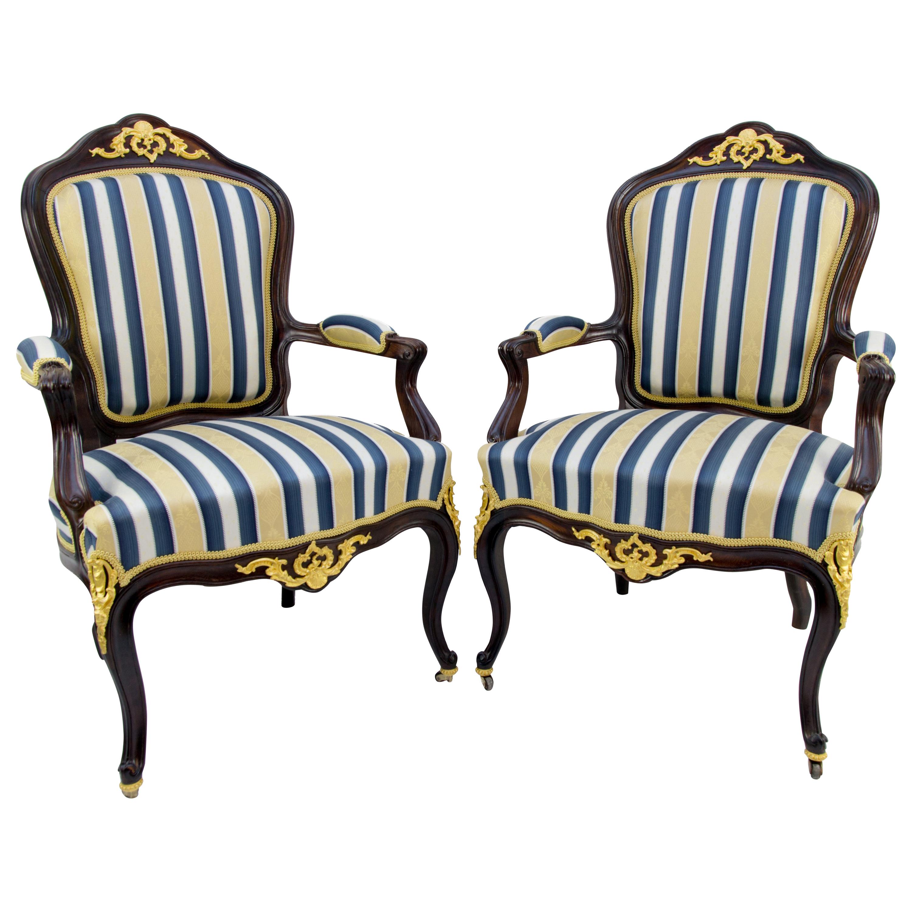 Paire de fauteuils en noyer de style Louis XV du XIXe siècle, dorés, bleus et blancs  en vente