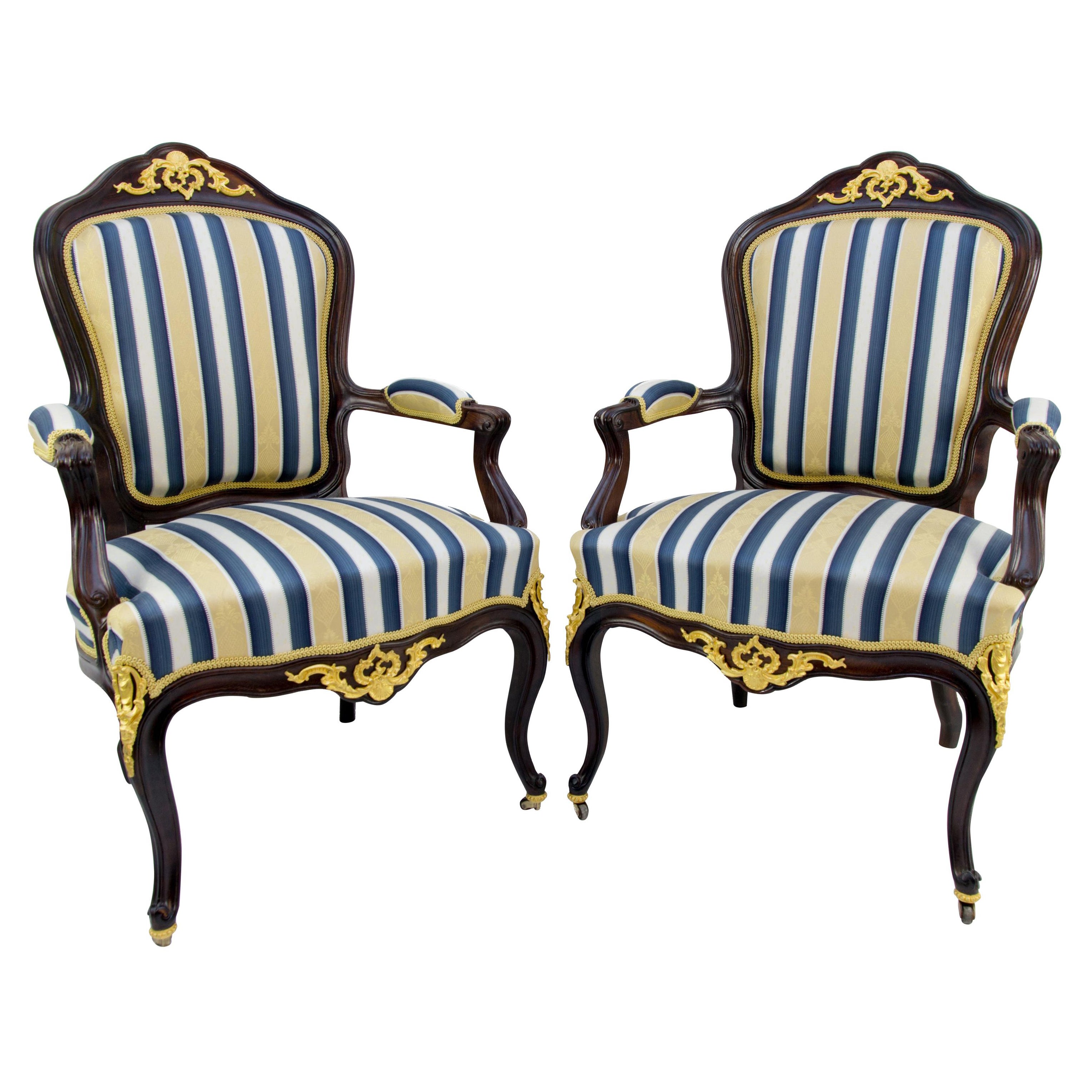 Coppia di poltrone in legno di noce in stile Luigi XV del XIX secolo, color oro, blu e bianco