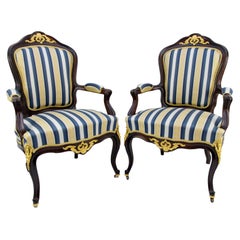 Coppia di poltrone in legno di noce in stile Luigi XV del XIX secolo, color oro, blu e bianco