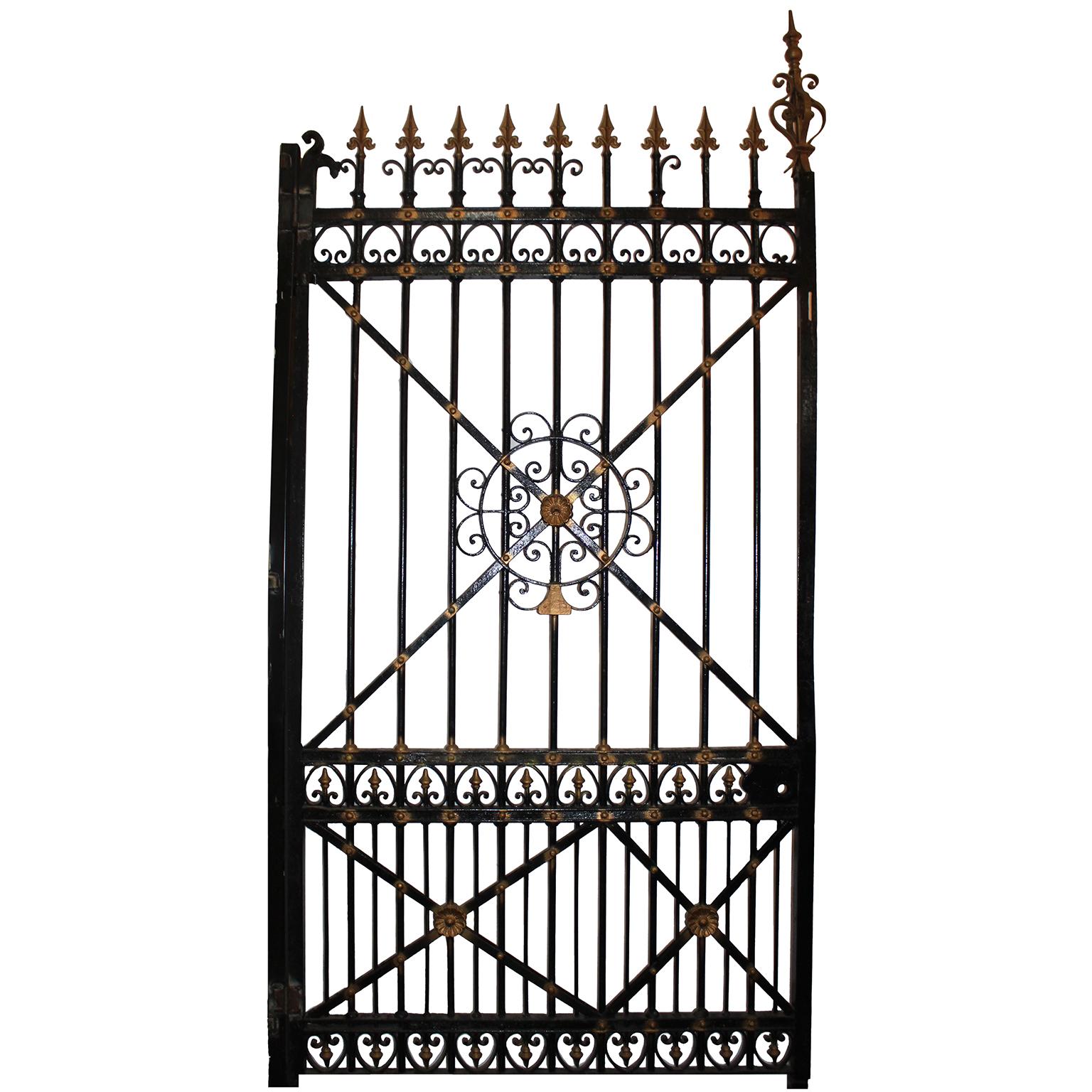 Una sontuosa coppia di cancelli d'ingresso in ferro battuto in stile Luigi XV del XIX secolo. I cancelli in ferro, alti e pesanti, sono centrati da un disegno ornato circolare e a volute, con un fiore.  decorazioni e punte di freccia, il cancello di