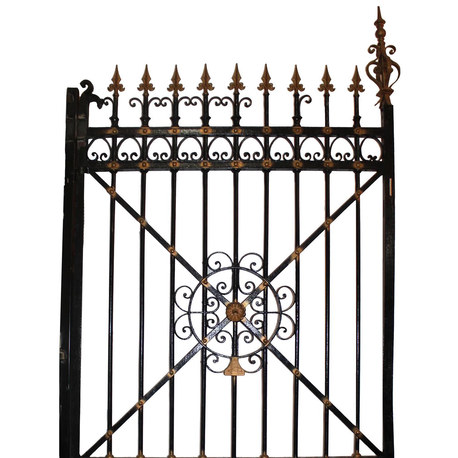 Coppia di cancelli d'ingresso al palazzo in ferro battuto del XIX secolo in stile Luigi XV In condizioni discrete in vendita a Los Angeles, CA