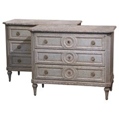 Paire de commodes Louis XVI à trois tiroirs, sculptées et peintes, datant du XIXe siècle